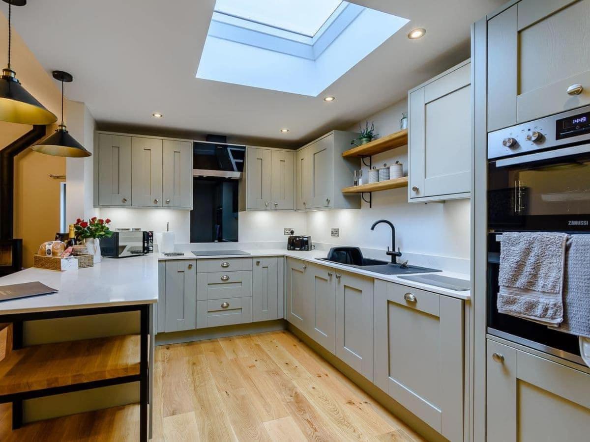 Rinstone Lodge, Thornton-Le-Dale. Moors cottage with hot tub view 5