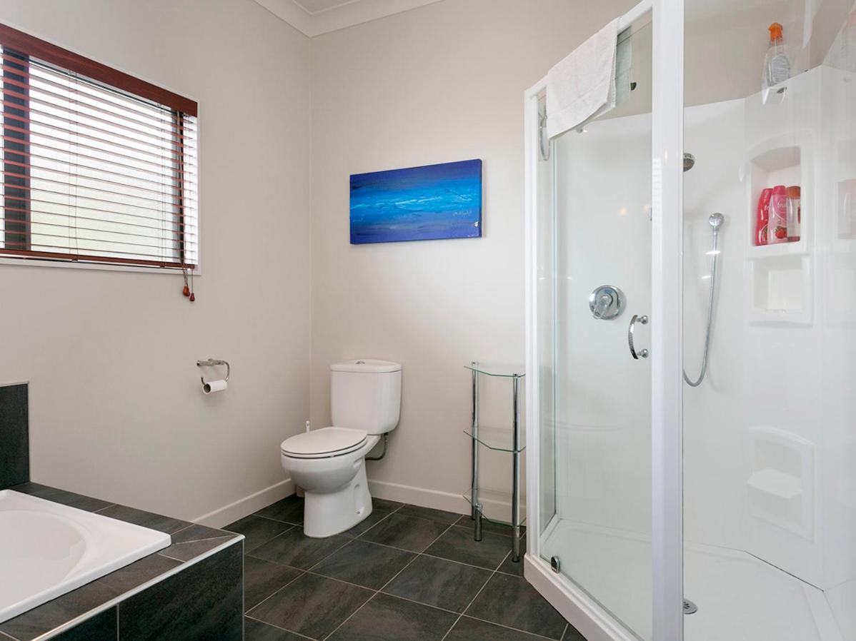Lake Magic - Motuoapa Holiday Home view 4
