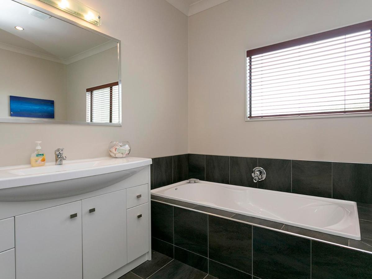 Lake Magic - Motuoapa Holiday Home view 5