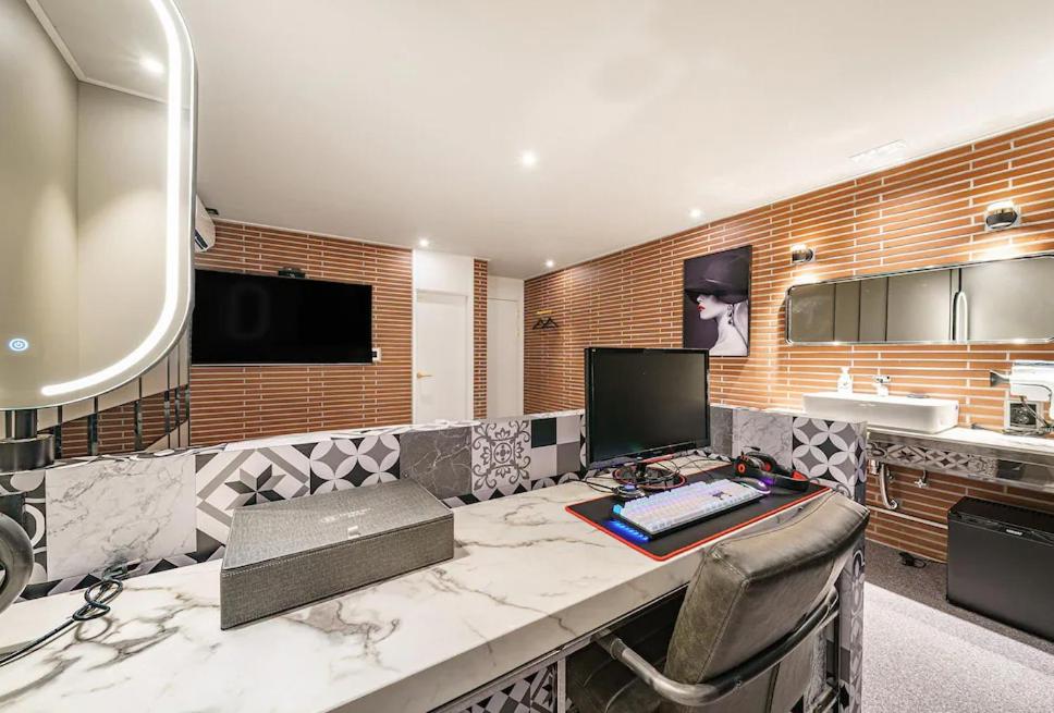 hotel room