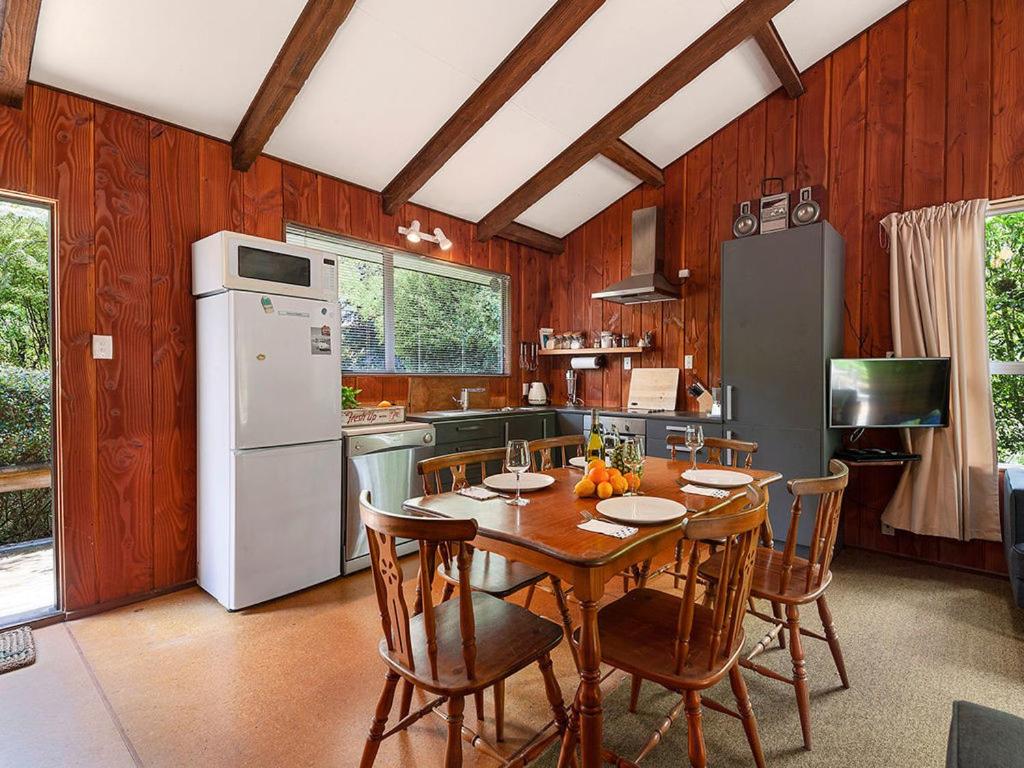 Te Kuru Cabin - Pukawa Bay Holiday Home view 4