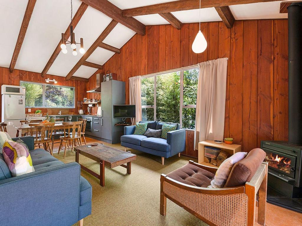 Te Kuru Cabin - Pukawa Bay Holiday Home view 3