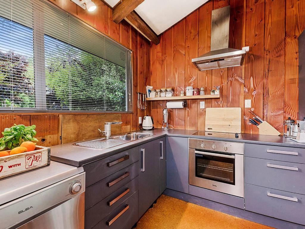 Te Kuru Cabin - Pukawa Bay Holiday Home view 5