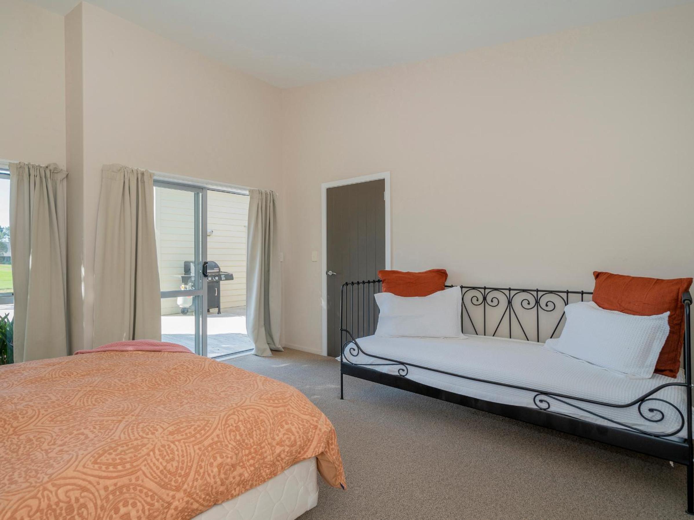 Golfers and Beach Lovers Dream - Matarangi House view 5