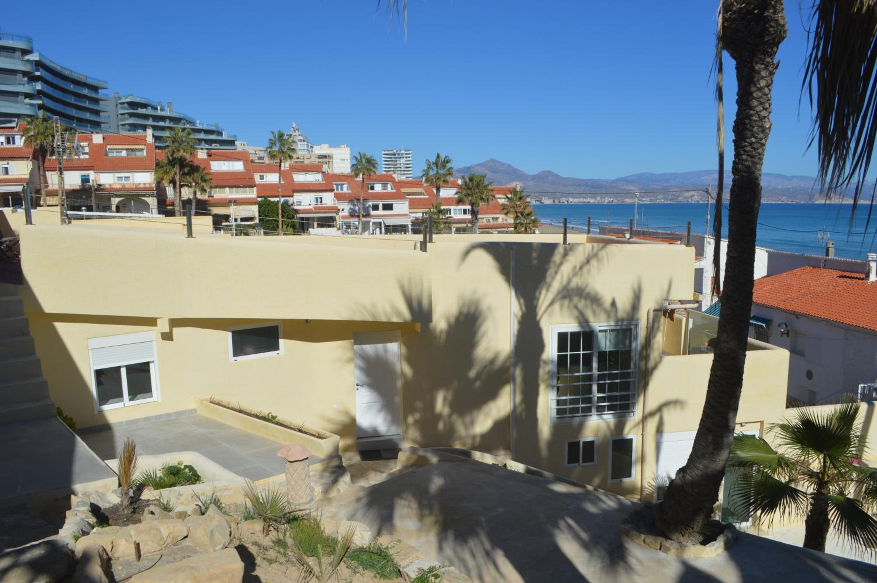 Espectacular Suite Privada a pie de playa y mar en CHALET ROQUETES