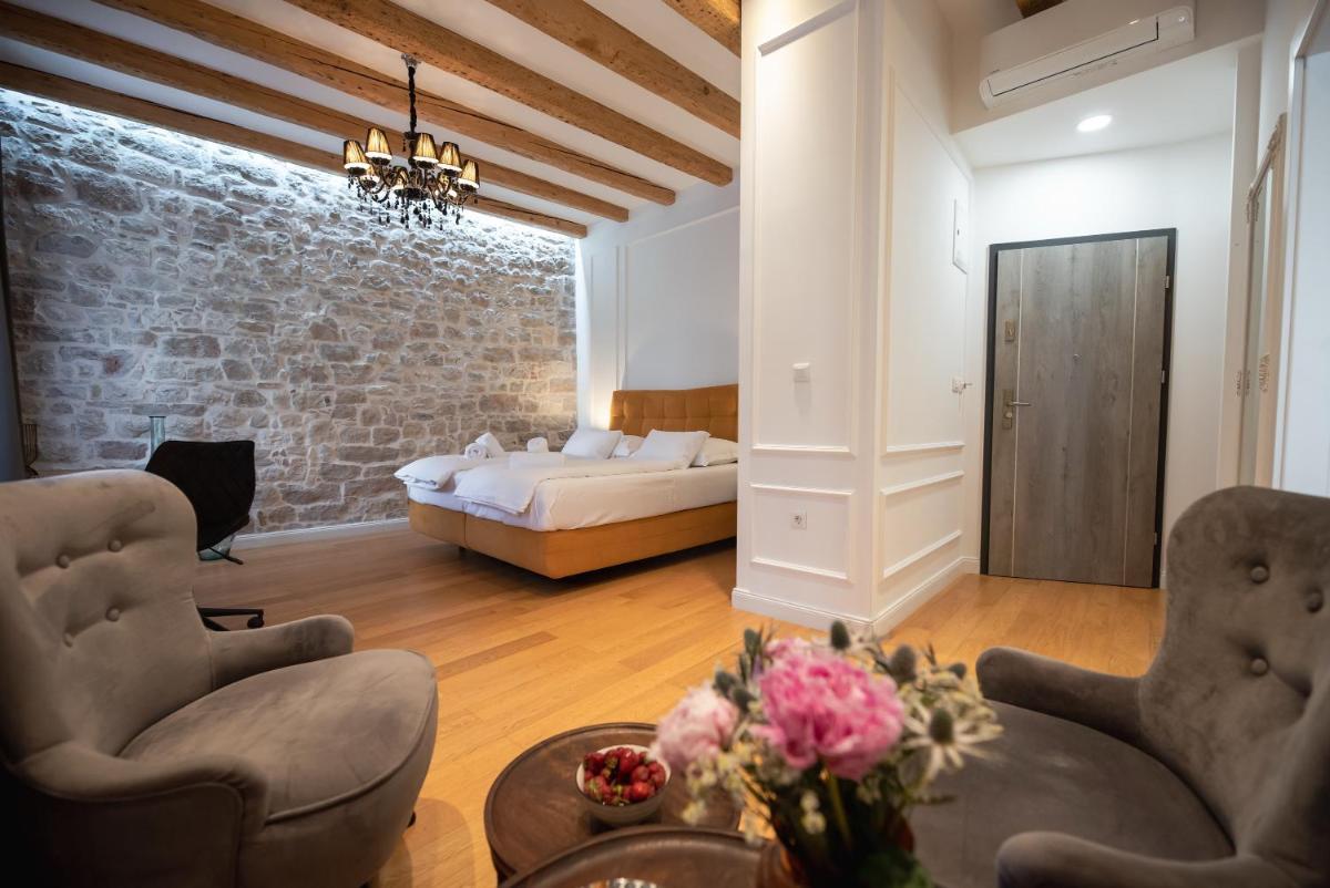 Luxury room Lav view 5