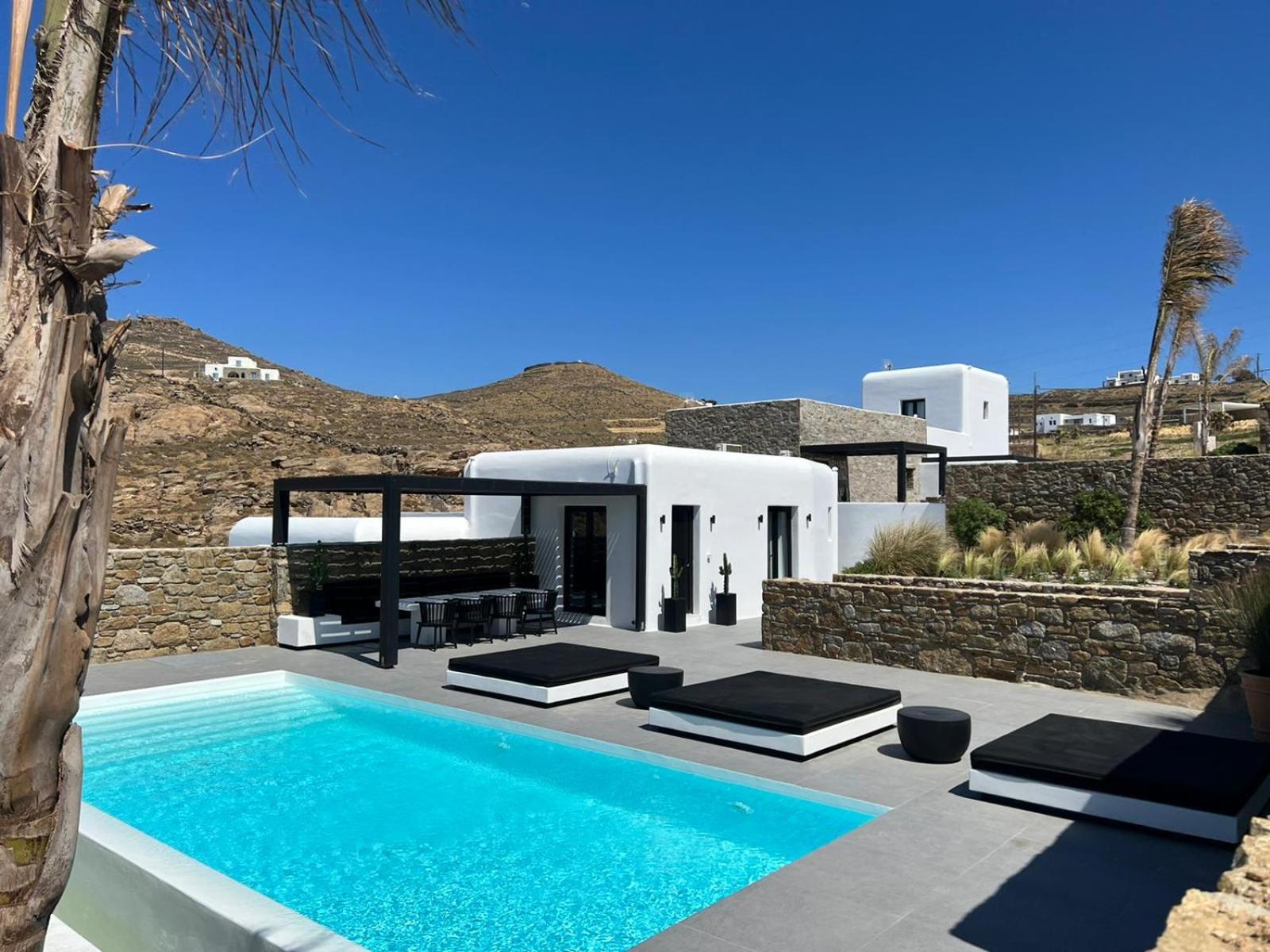 BLACK AND WHITE VILLAS FTELIA - MYKONOS