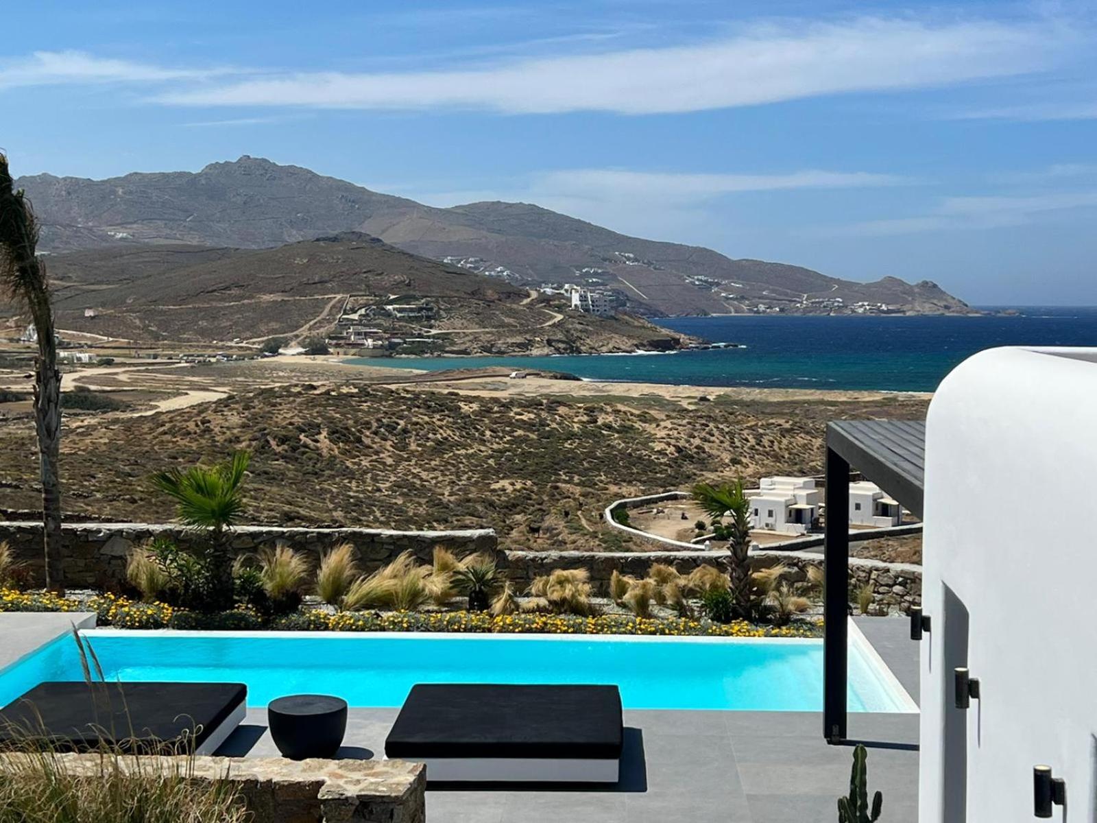 BLACK AND WHITE VILLAS FTELIA - MYKONOS