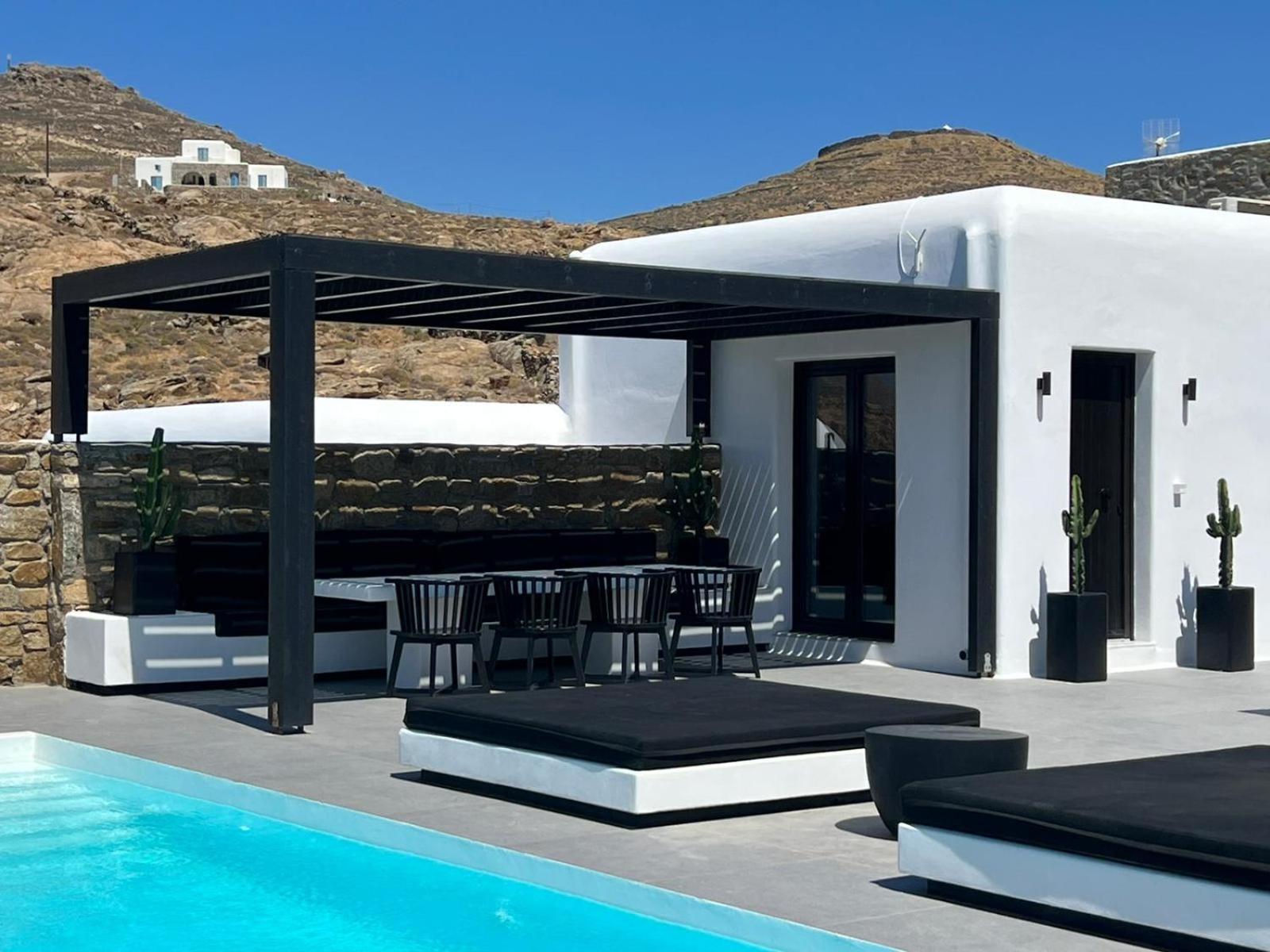 BLACK AND WHITE VILLAS FTELIA - MYKONOS