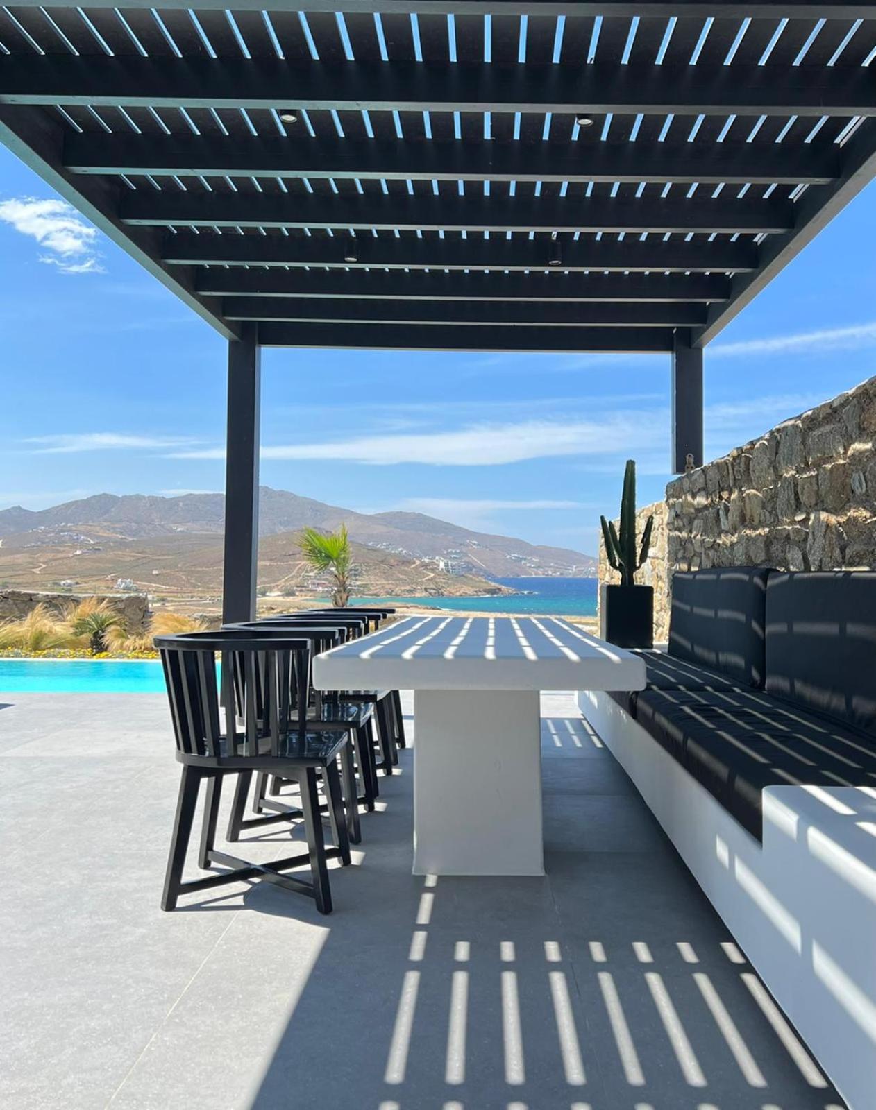 BLACK AND WHITE VILLAS FTELIA - MYKONOS