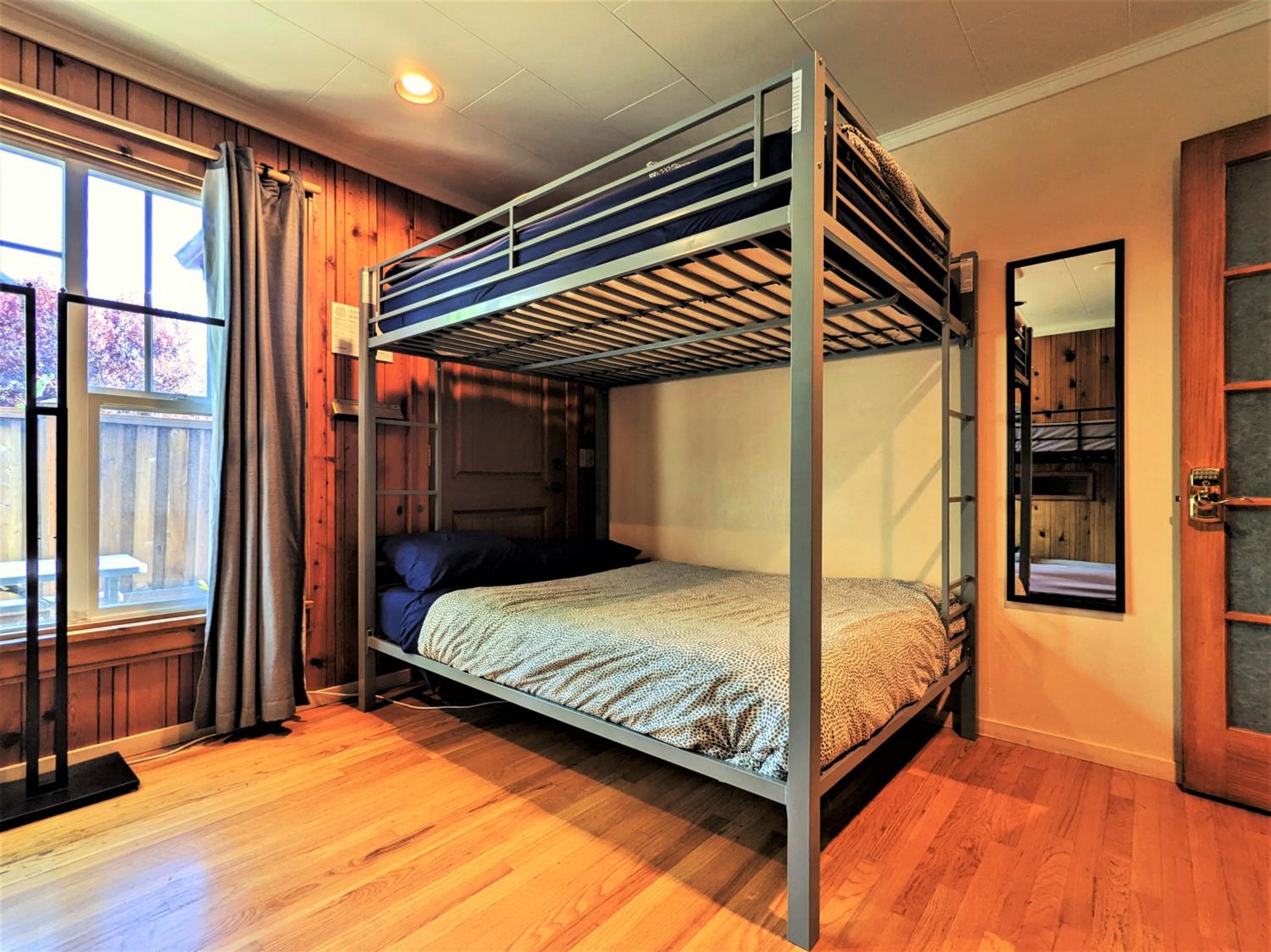 Bunk & Brew Historic Lucas House - Hostel