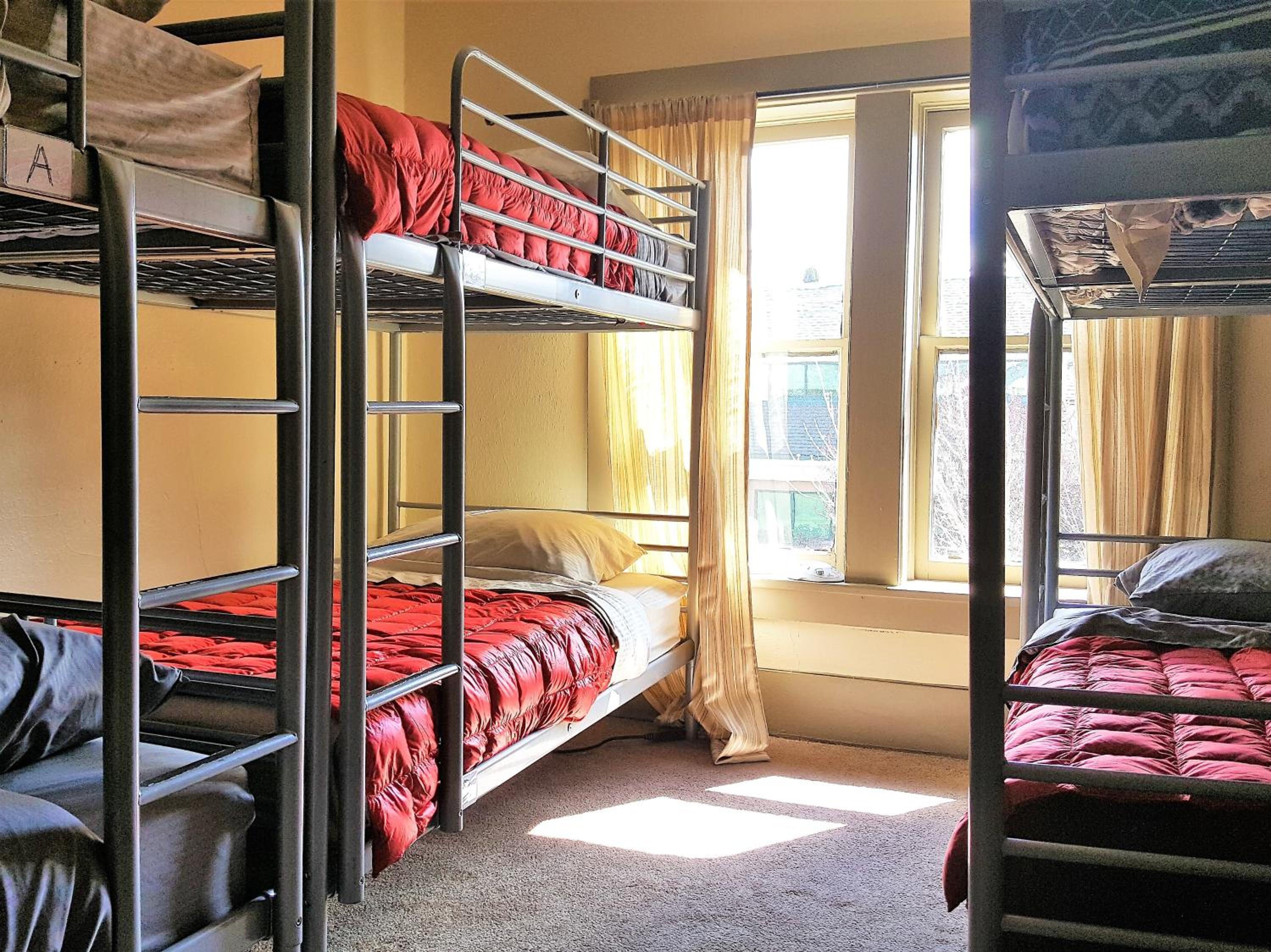 Bunk & Brew Historic Lucas House - Hostel