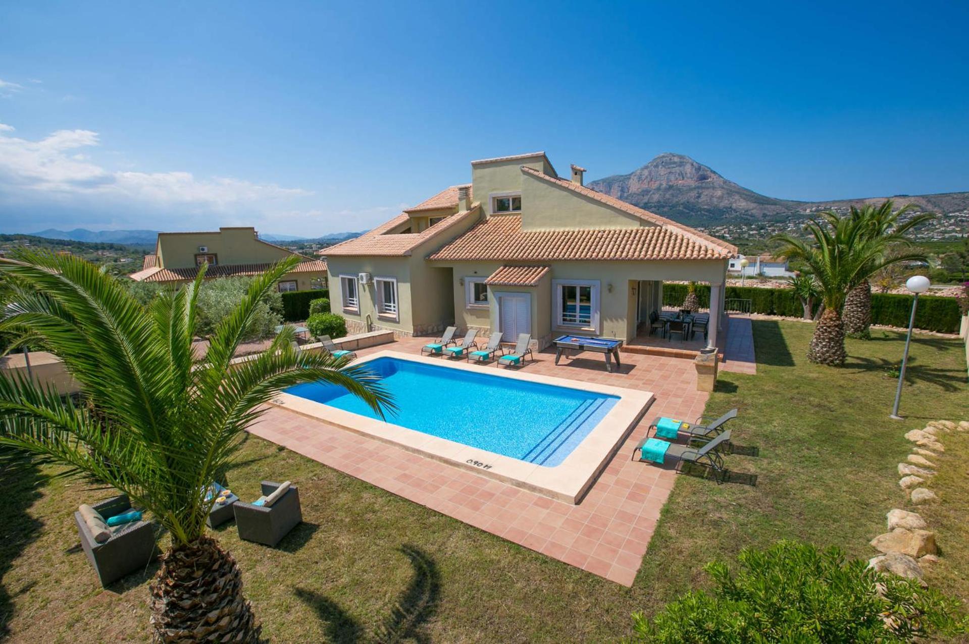 Villa Fresno by Villa Plus