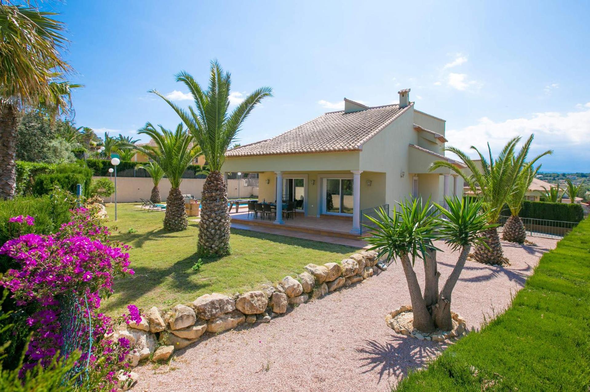 Villa Fresno by Villa Plus