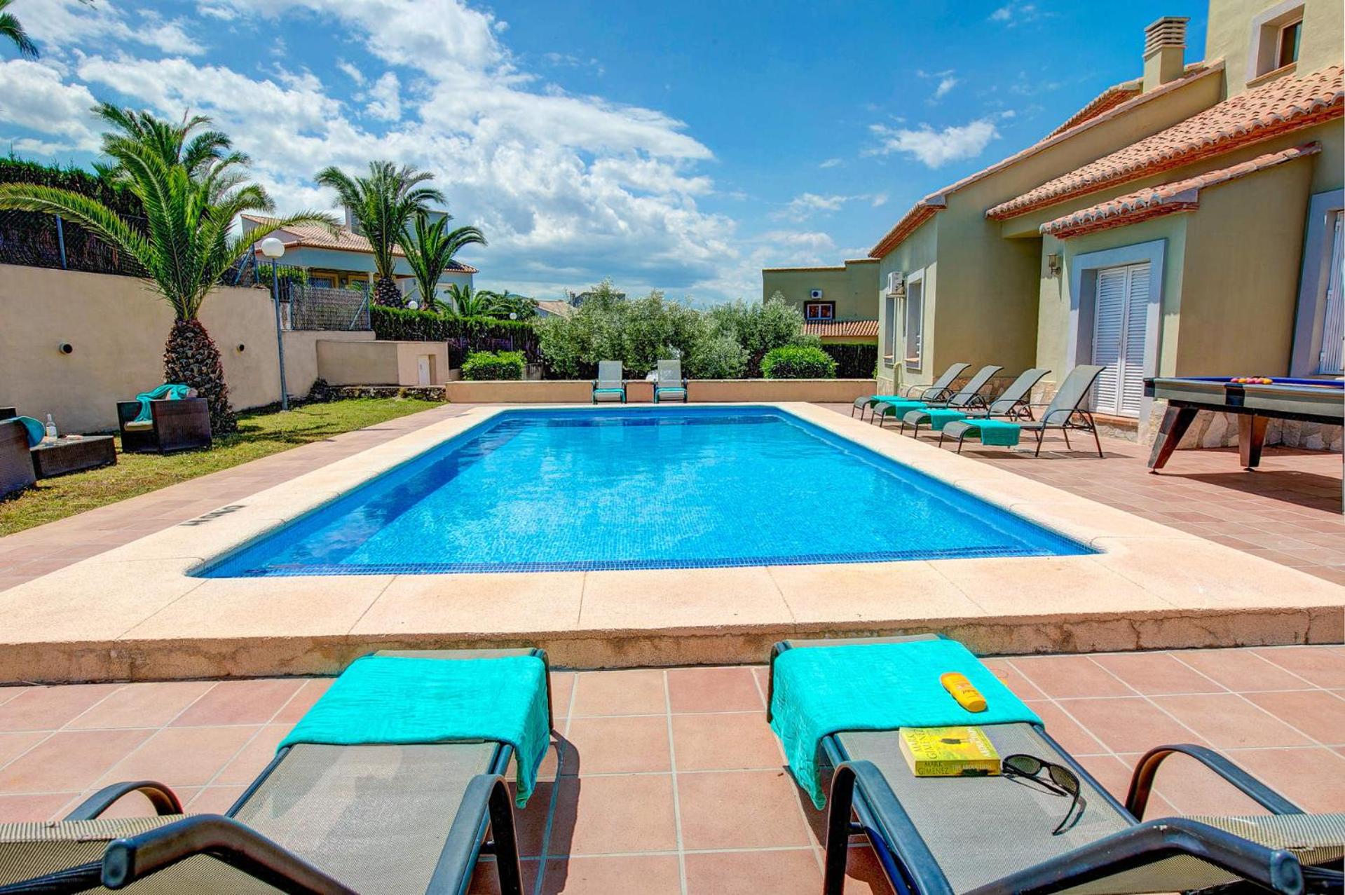 Villa Fresno by Villa Plus