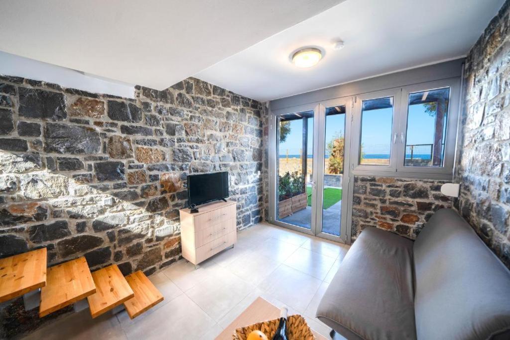 TerraZeus - Stone House Beachfront 3 view 3