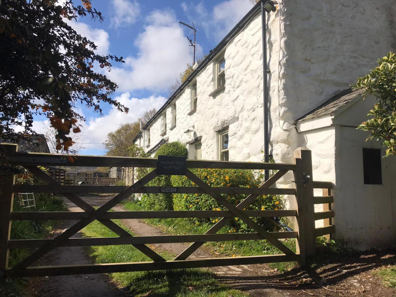 Idlewild Animal Sanctuary Farmhouse stay - Charity view 2