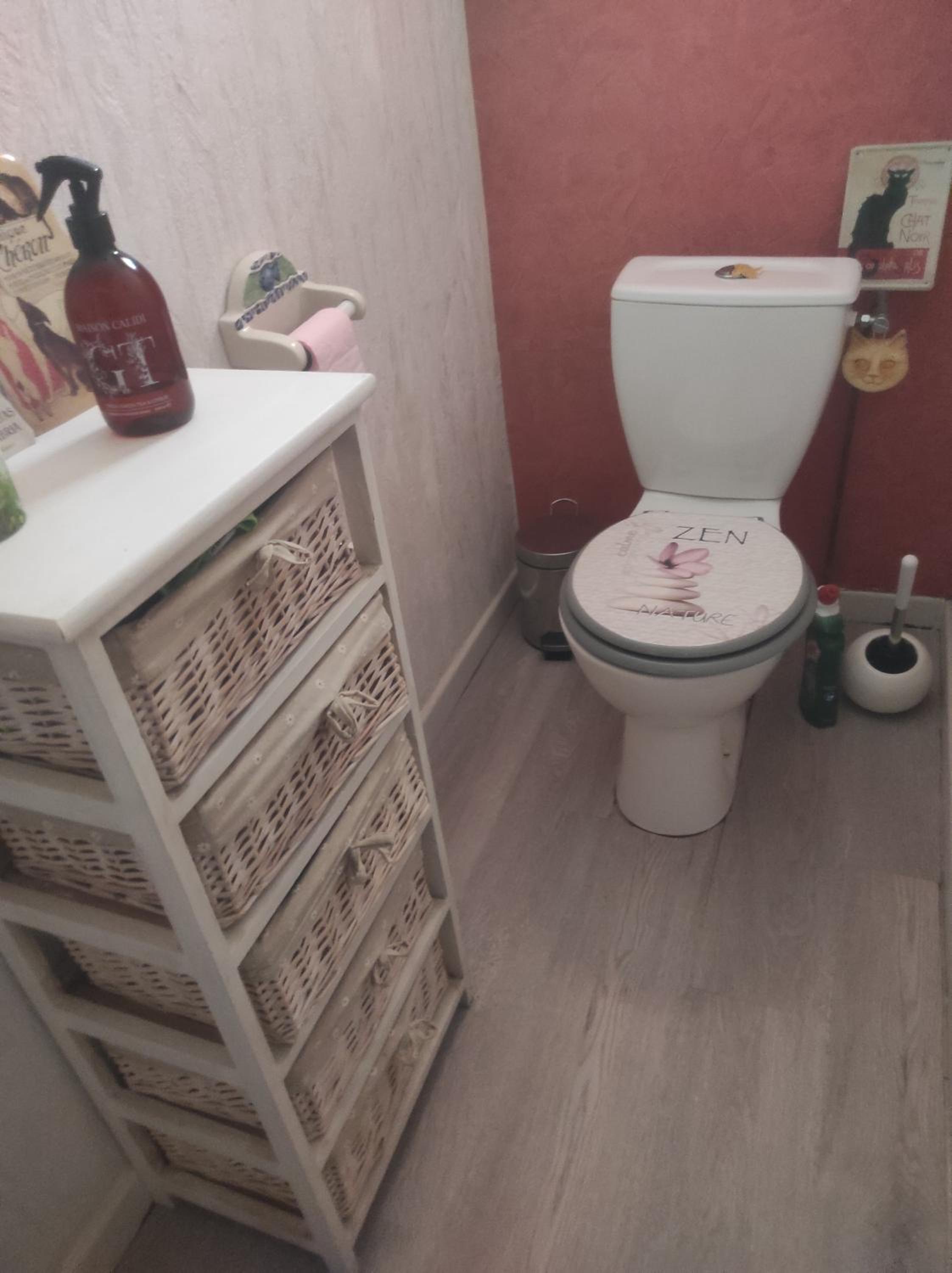 Chambre spatieuse avec grand lit. view 5