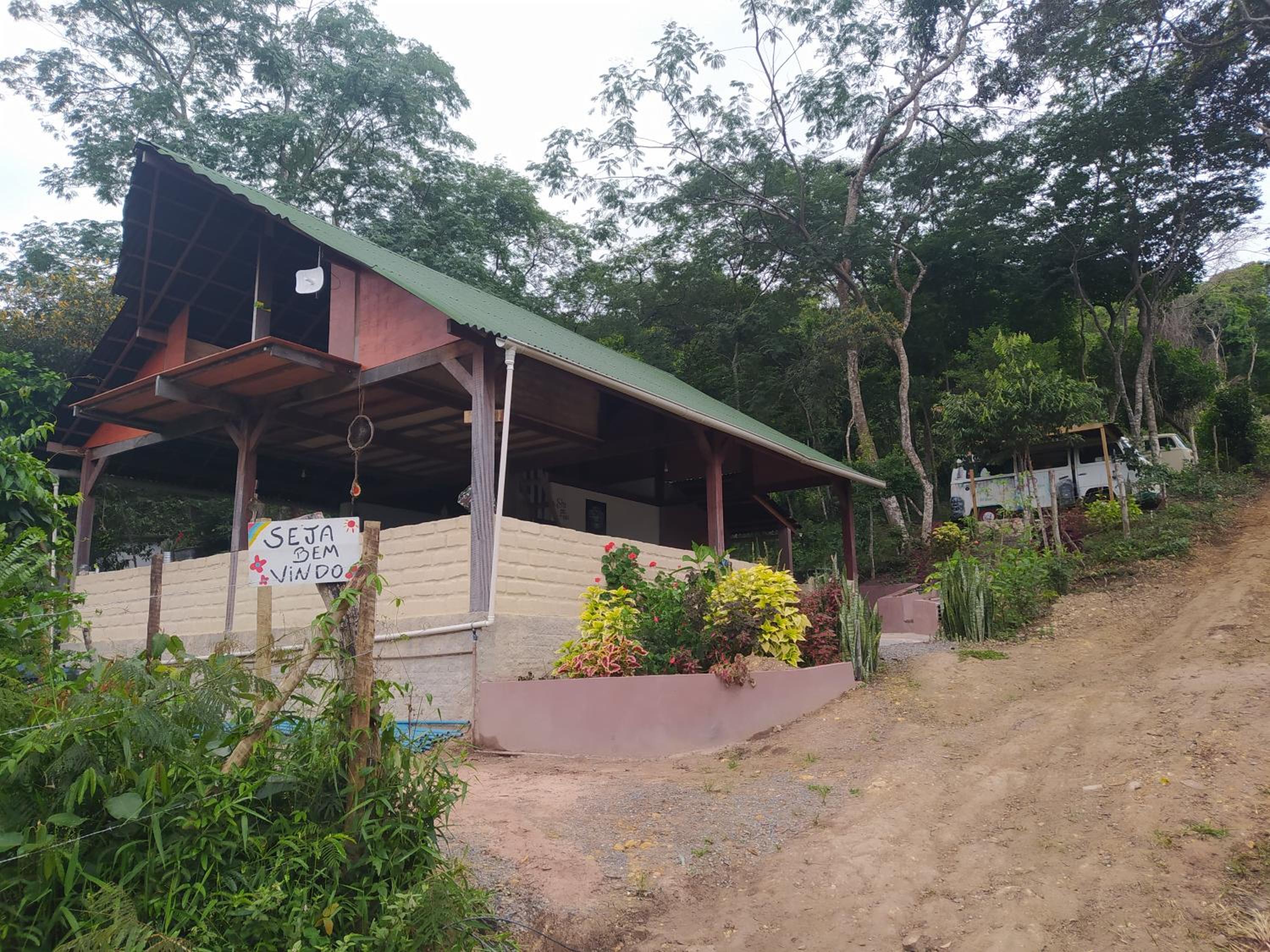 Kombi Hostel Camping view 5
