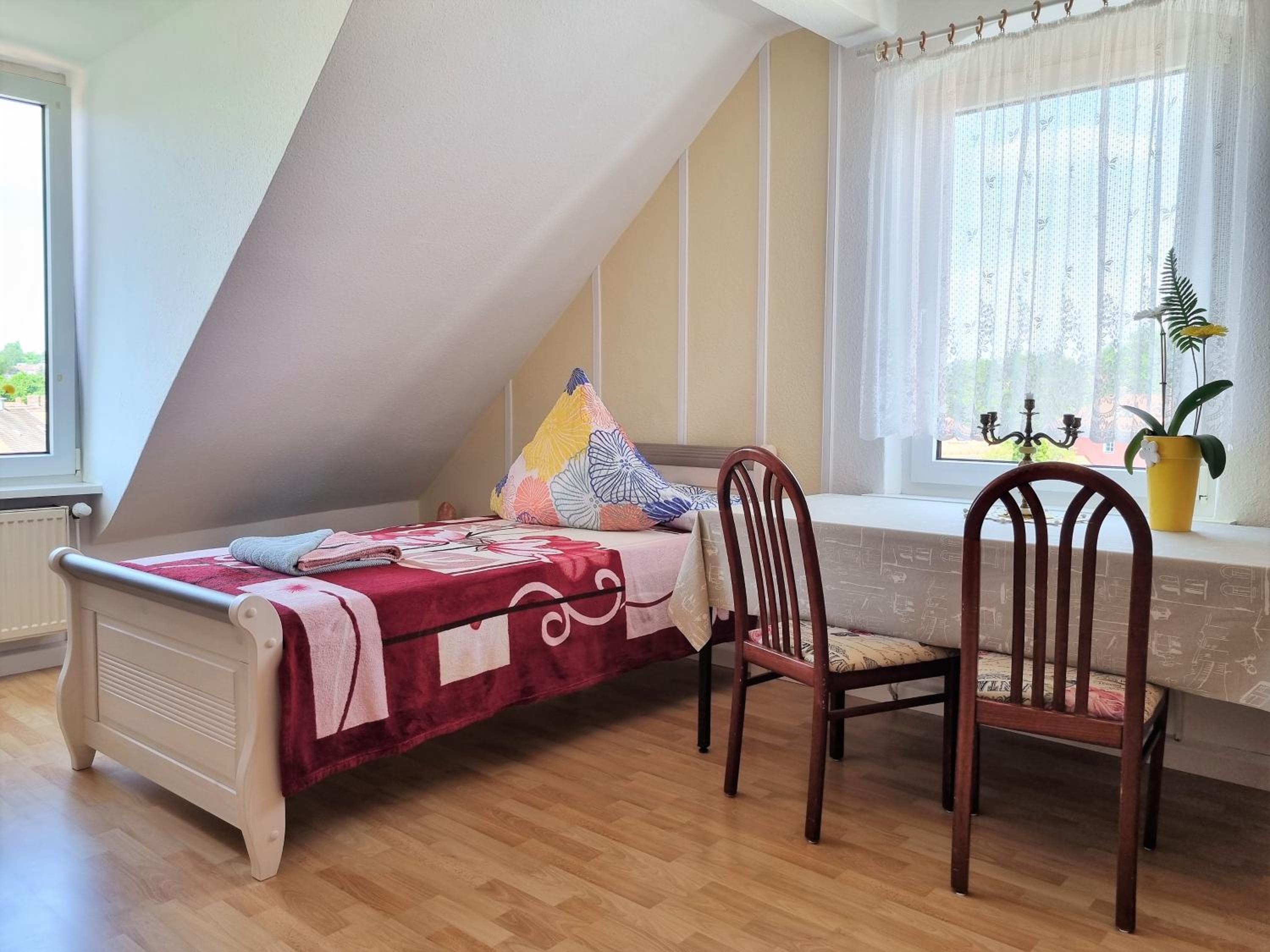 Apartment Bayreuth, Große Ferienwohnung im Haus mit Kunst, 3 Schlafzimmer, Küche, Parkplatz view 3