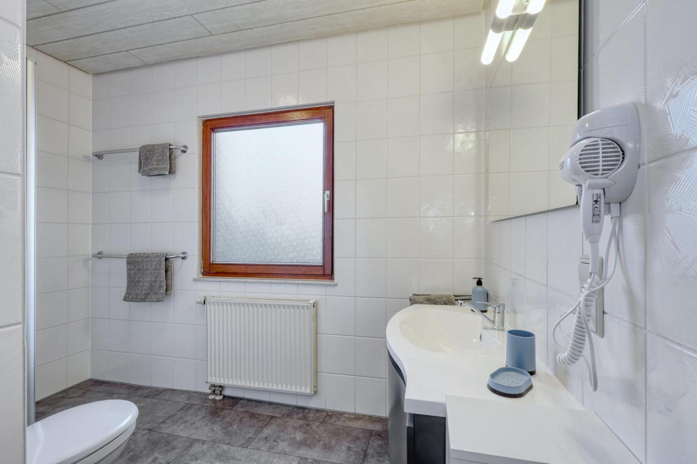 Ferienhaus mit Sauna direkt am Waldrand, See, Wald und Ruhe