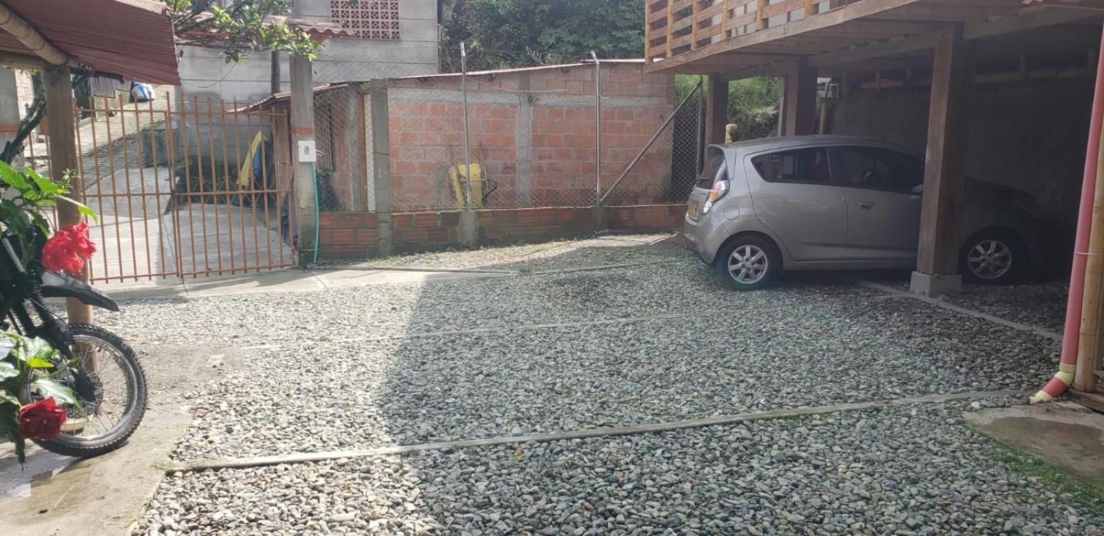 Cabaña los Naranjos con parqueo
