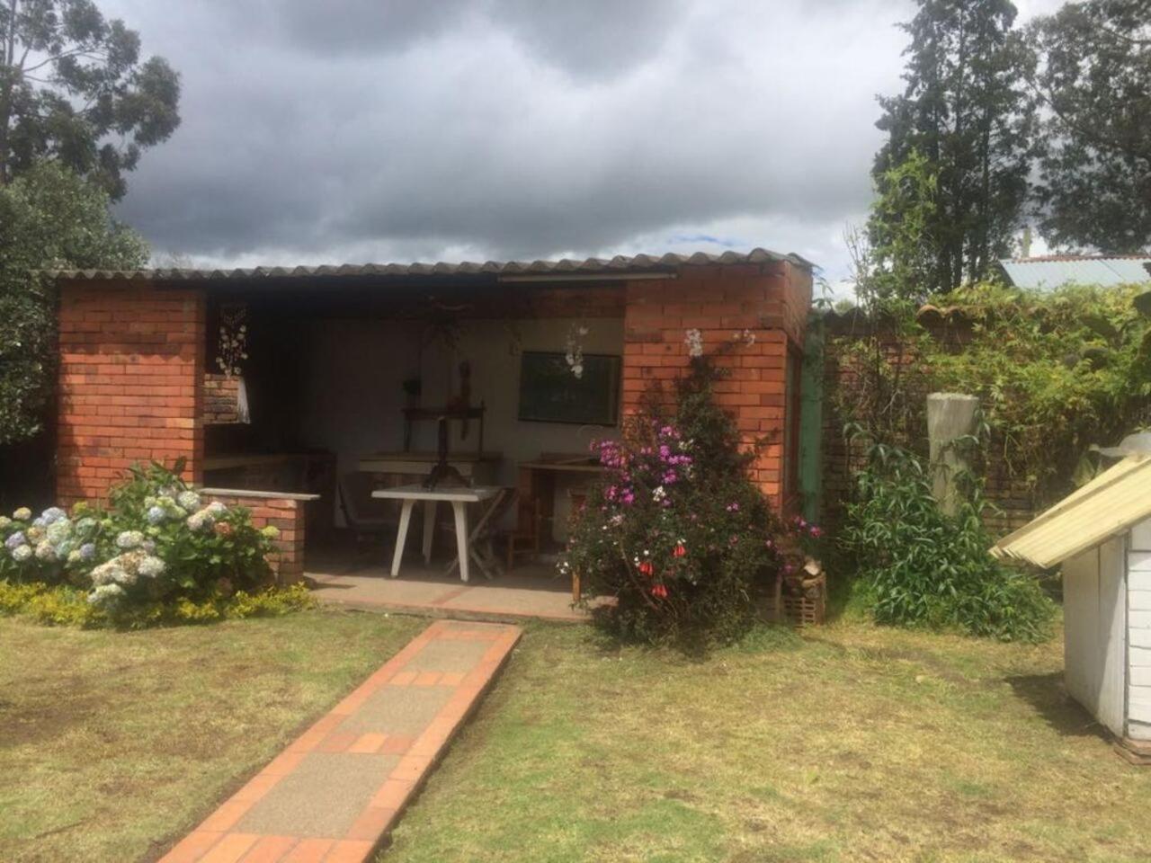 Comodo chalet, en una muy buena ubicación y rodeado de jardines view 3