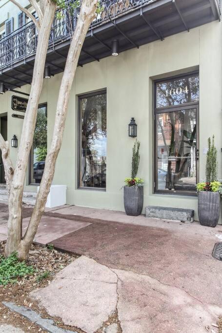 Historic Garden District 5BR with Parking and Balcony view 3
