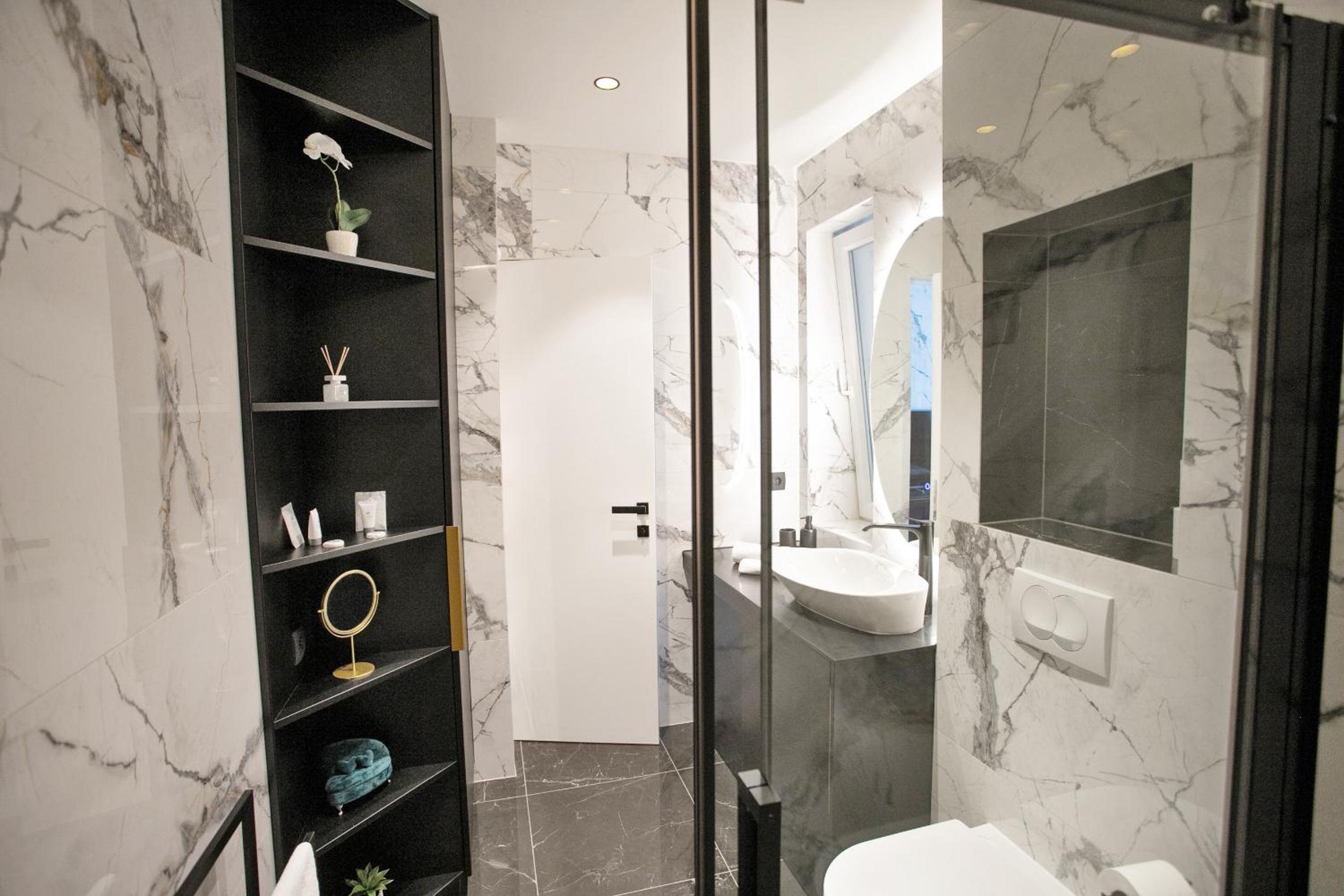 Prestigious Downtown Apartment photo 4
