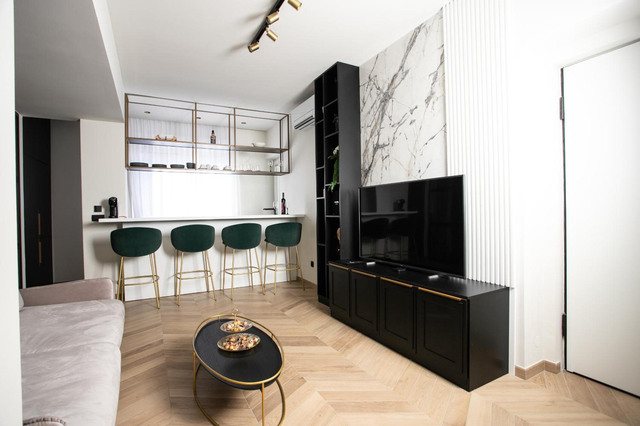 Prestigious Downtown Apartment photo 3