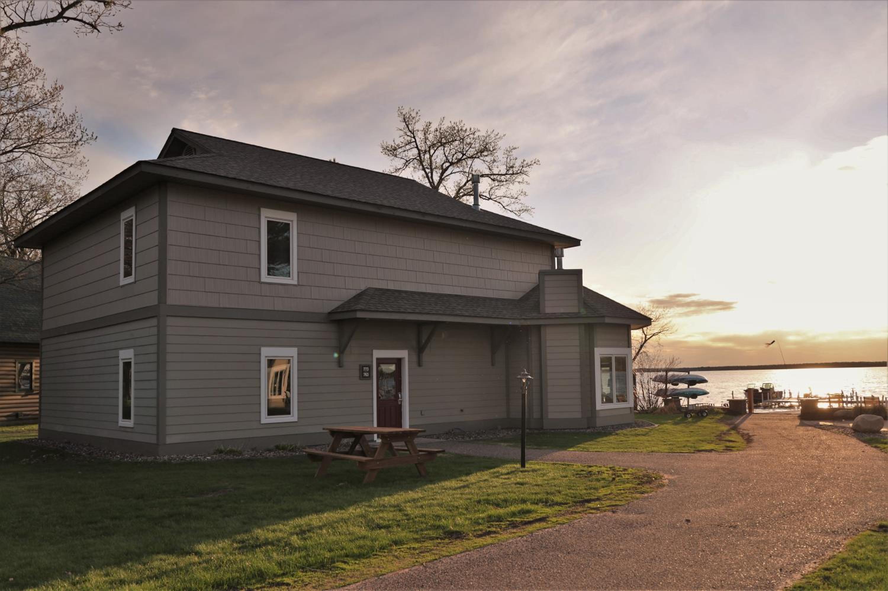 Lakefront Gull Lake 2BR Condo Boat Rentals Available Bay Colony 773 view 4