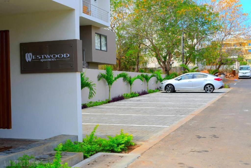 Modern and cosy condo: Westwood Apartments view 5