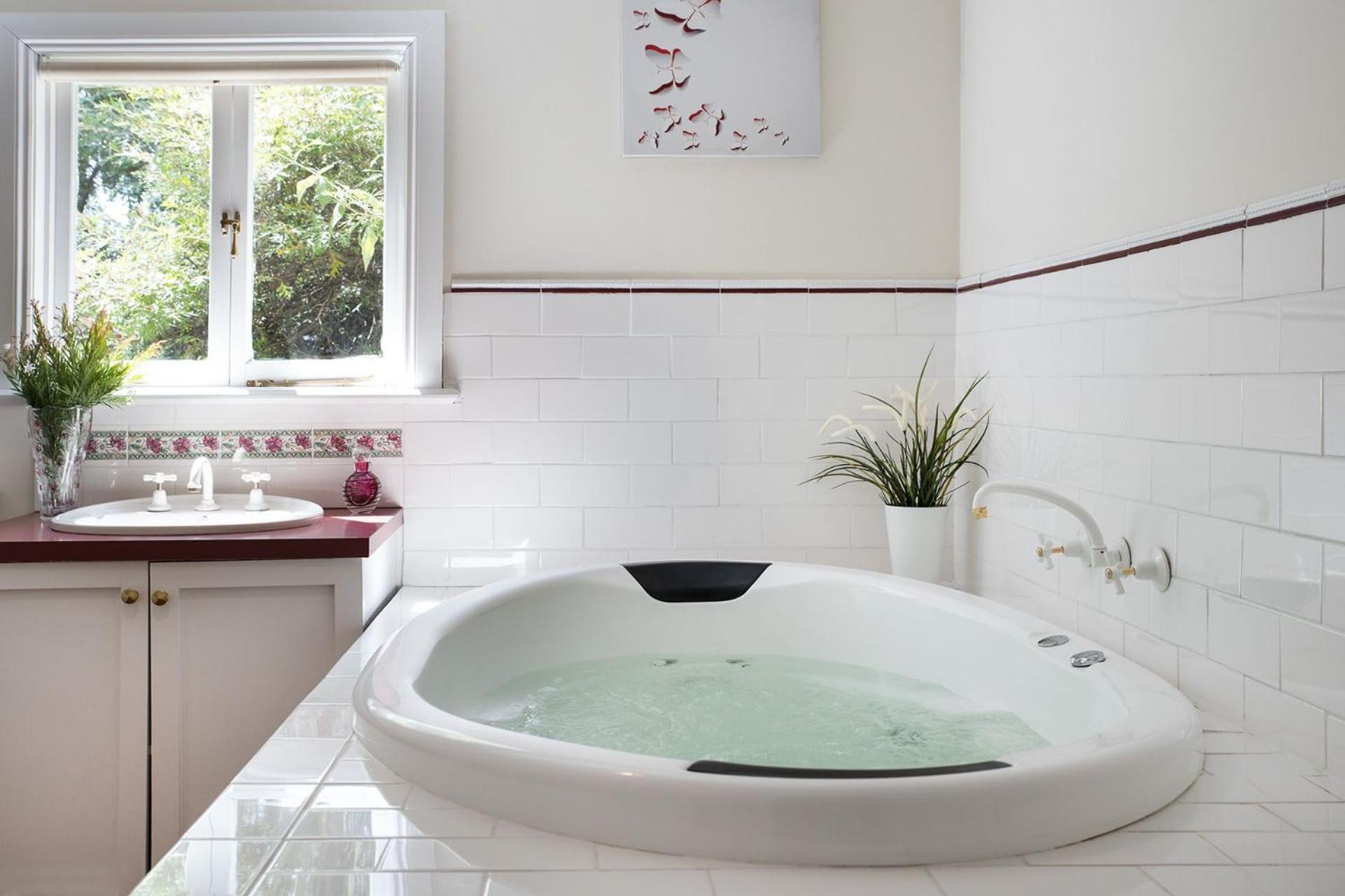 Koovelly Spa - romantic country cottage view 2
