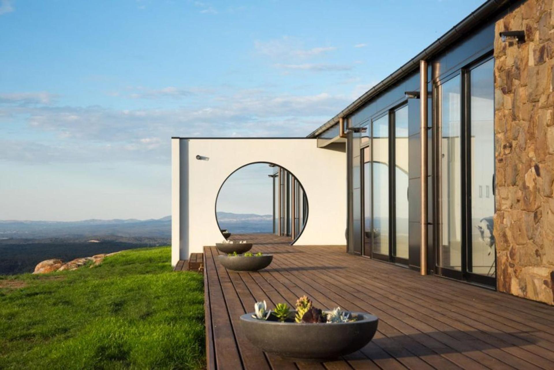 Sky High- iconic ridge-top retreat