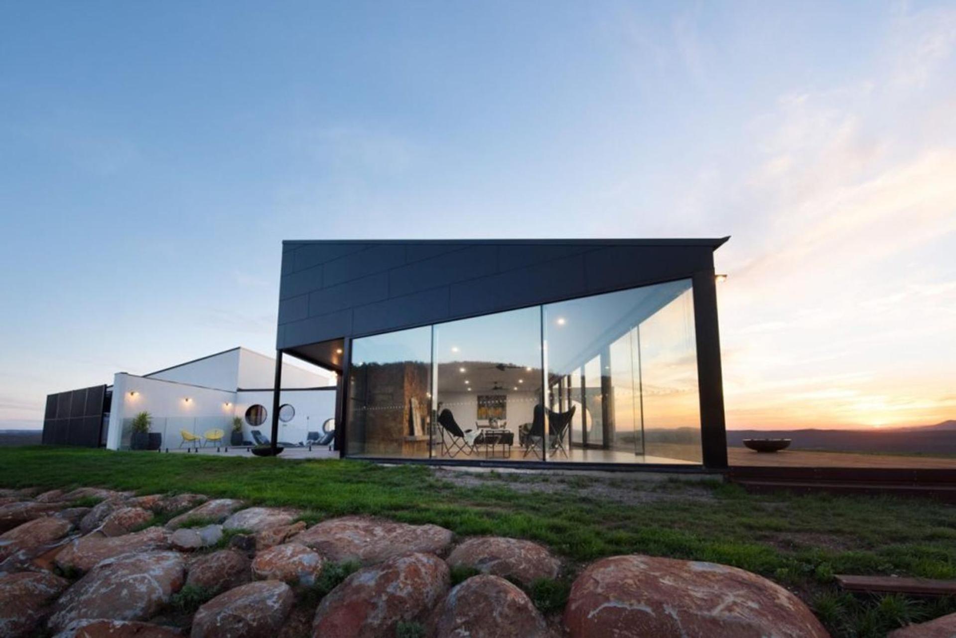 Sky High- iconic ridge-top retreat