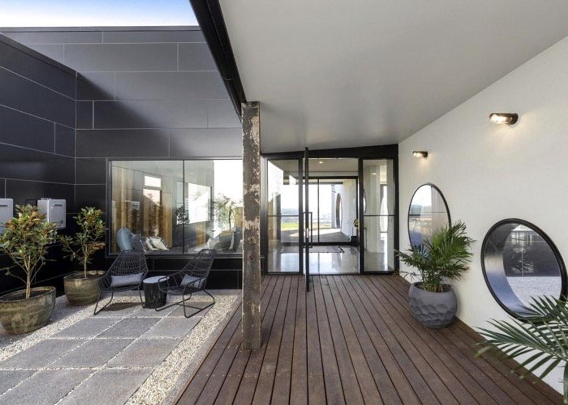 Sky High- iconic ridge-top retreat