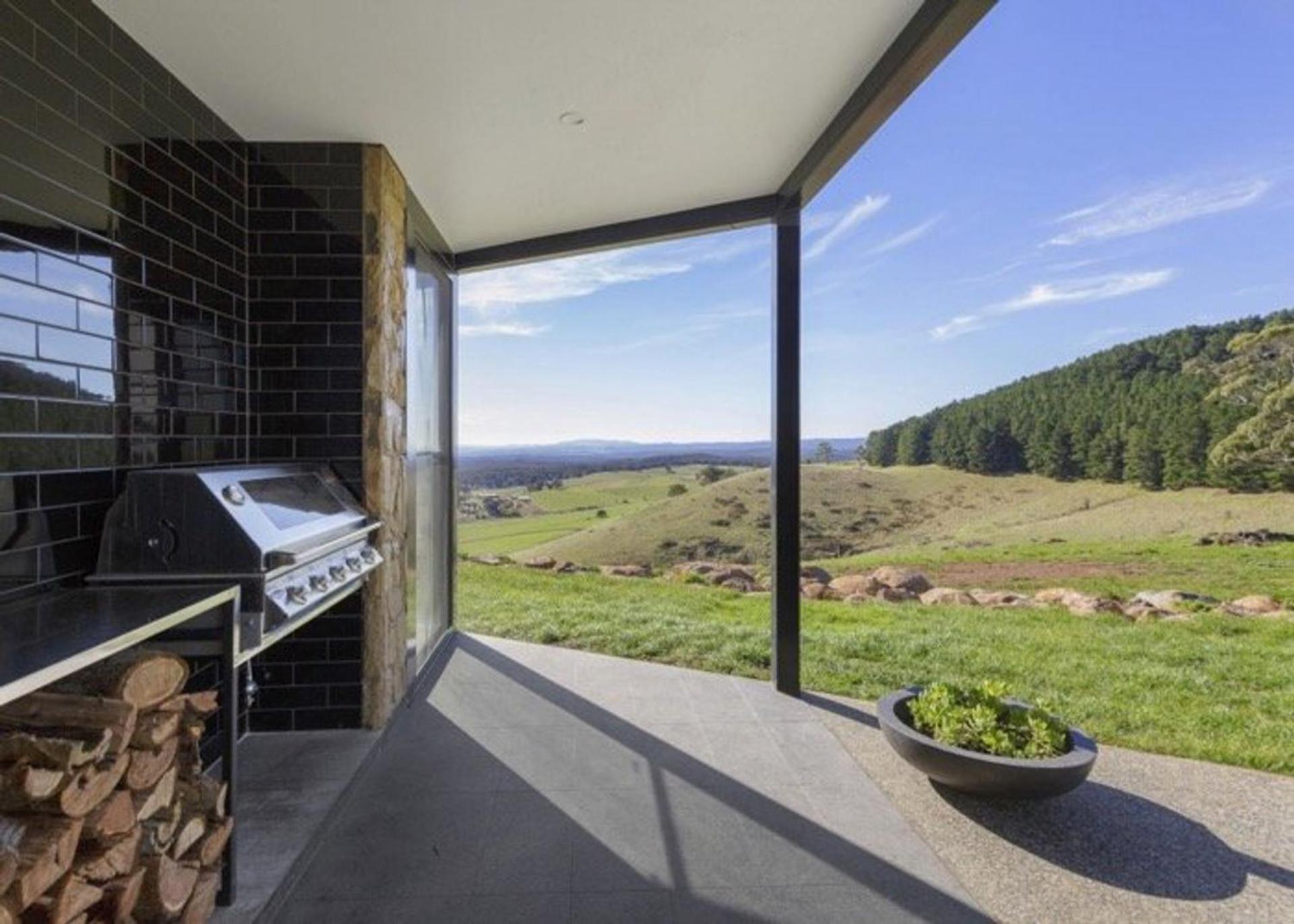 Sky High- iconic ridge-top retreat