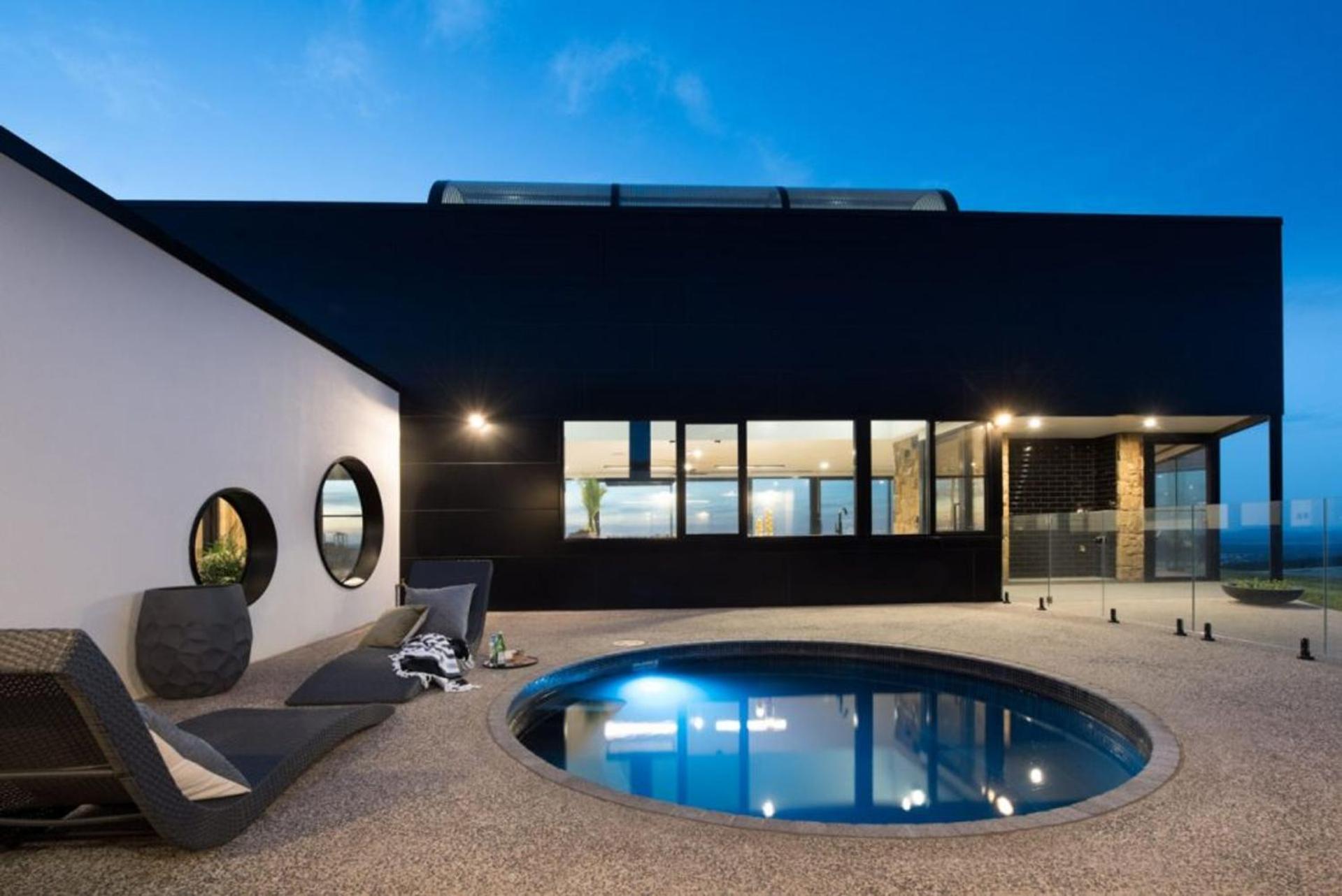 Sky High- iconic ridge-top retreat