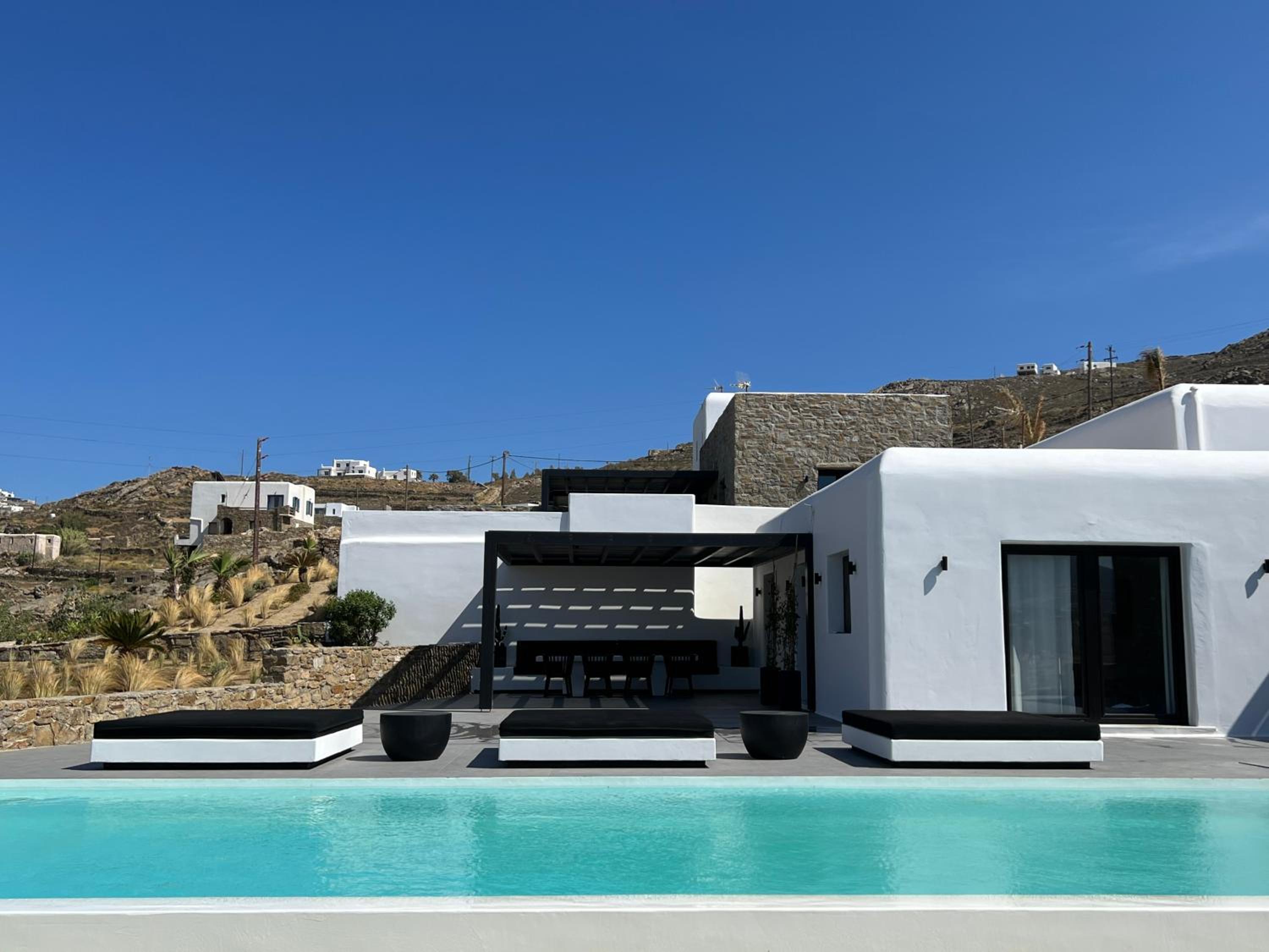 BLACK AND WHITE VILLAS FTELIA - MYKONOS