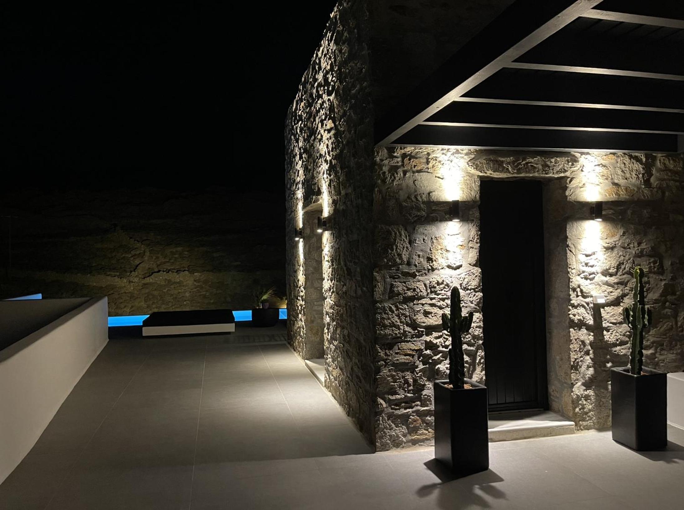 BLACK AND WHITE VILLAS FTELIA - MYKONOS
