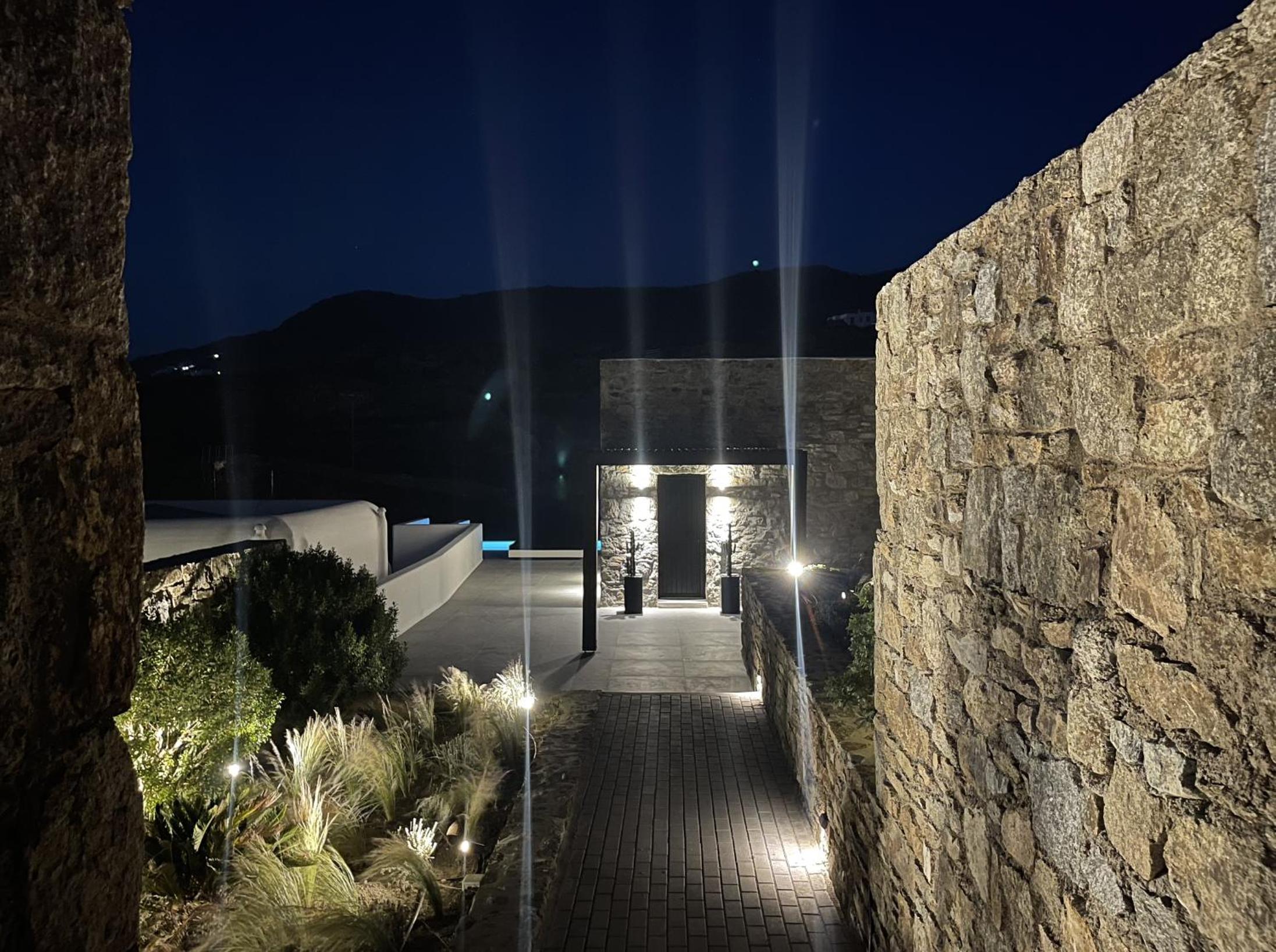 BLACK AND WHITE VILLAS FTELIA - MYKONOS