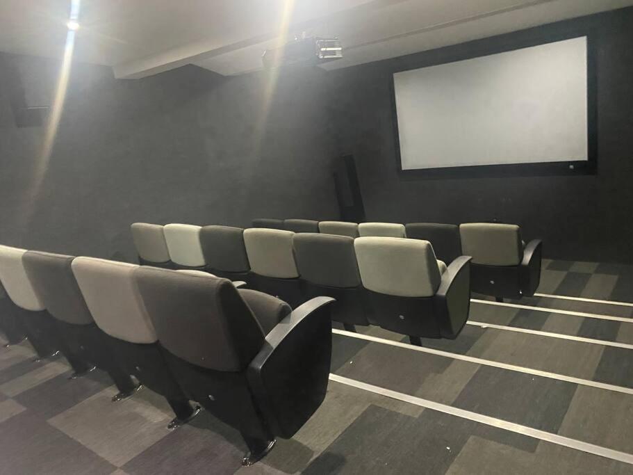 Stylish Dante’s 1-bedroom condo free Wifi & Cinema