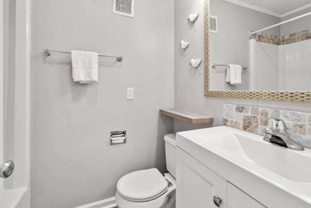*FRESH & COZY BEACH GETAWAY*KING*POOLS*Hiking*MORE*B224 view 2