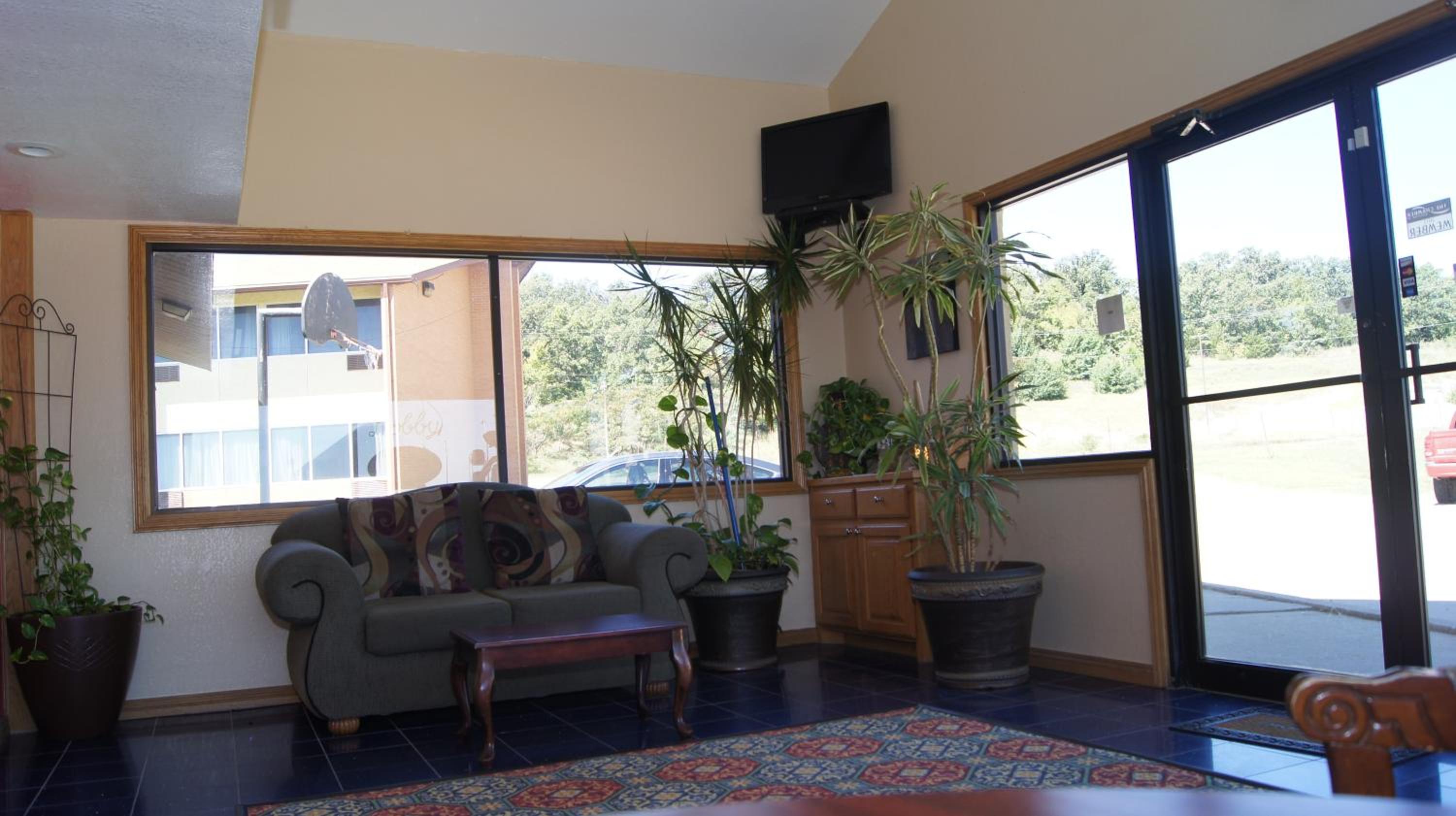 McAlester Vacations - Holiday Lodge  Suites - Property Image 3