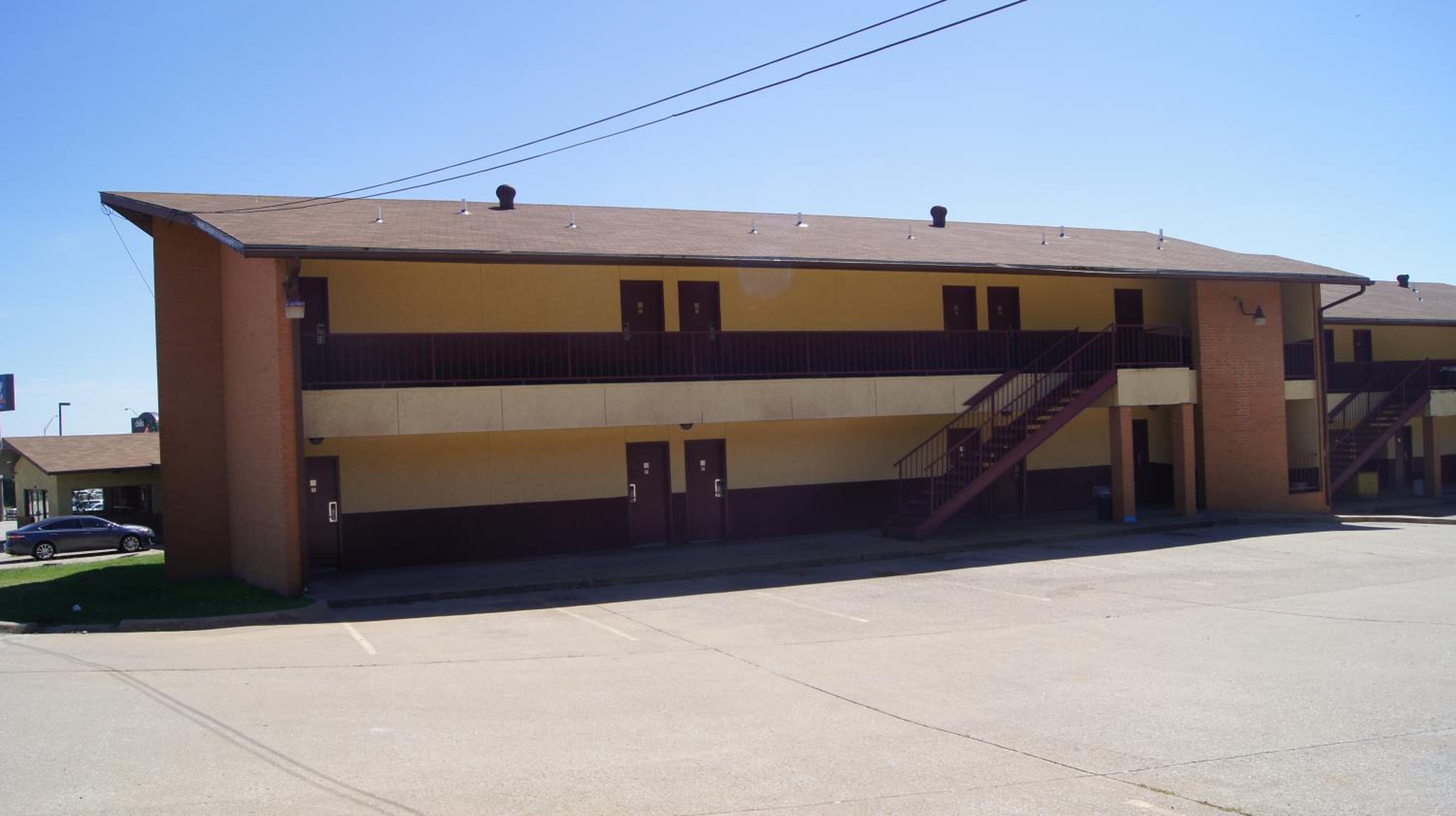 Holiday Lodge & Suites