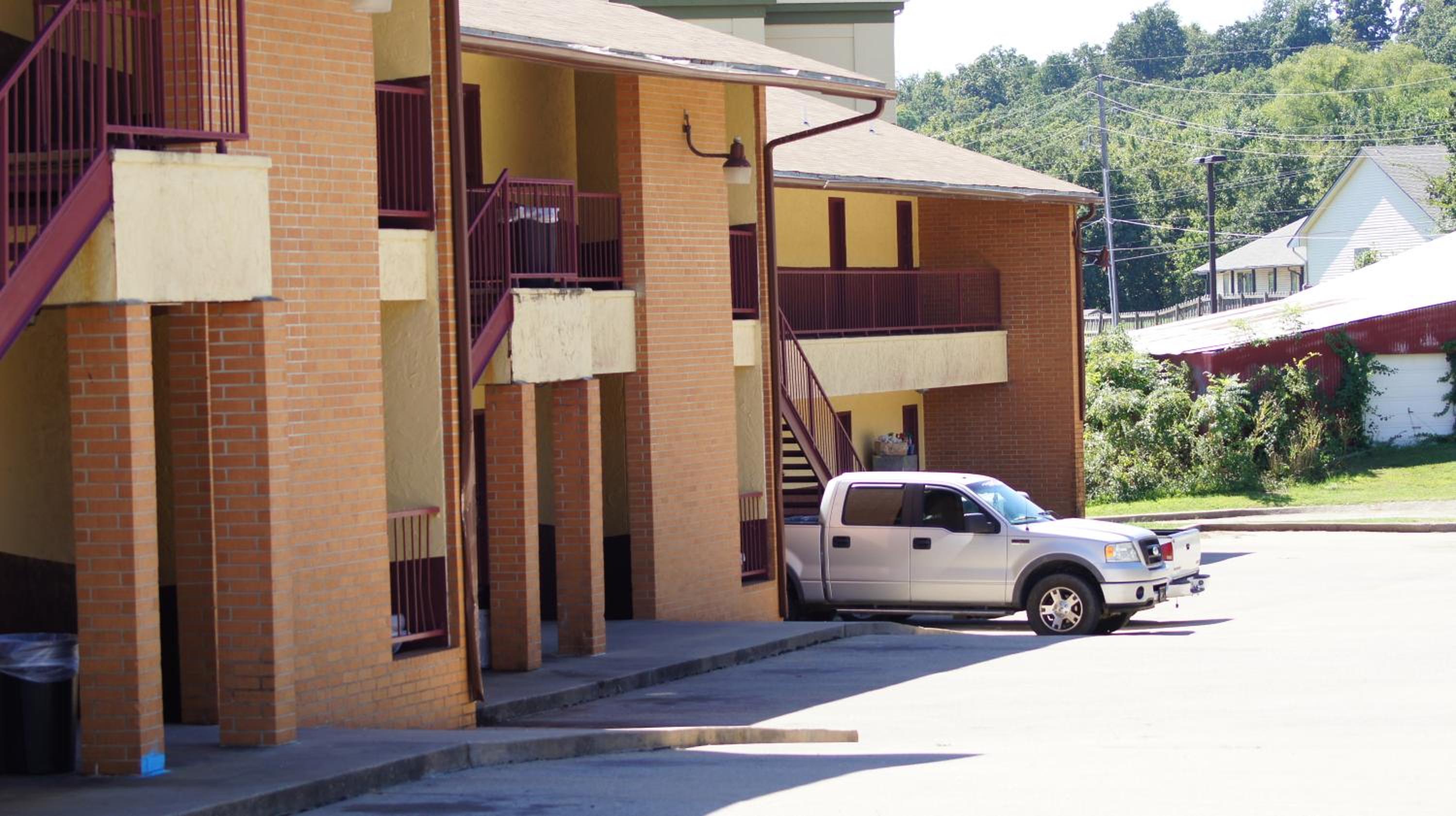 Holiday Lodge & Suites