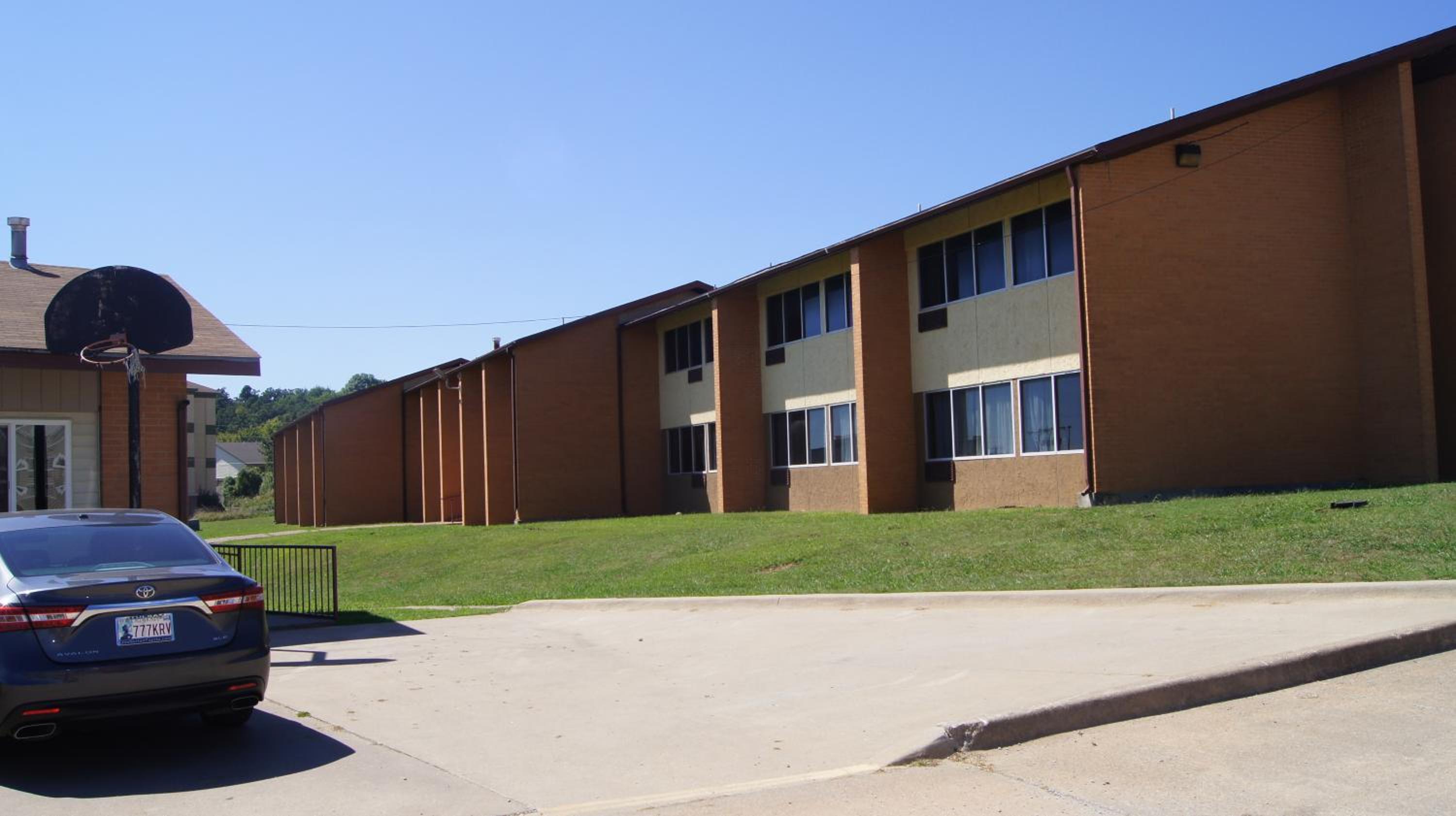 Holiday Lodge & Suites