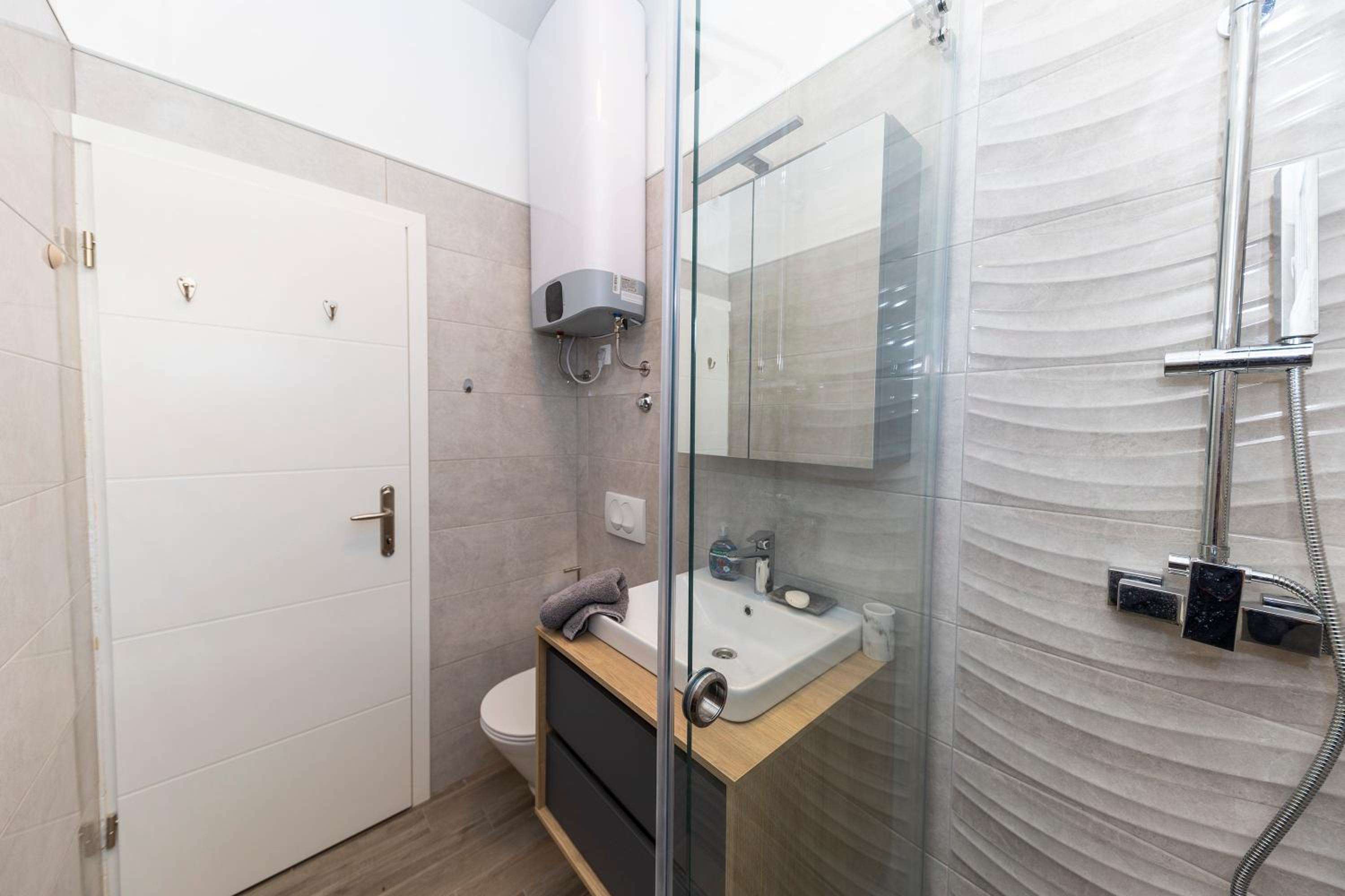 Duffys en Zadar — bathroom