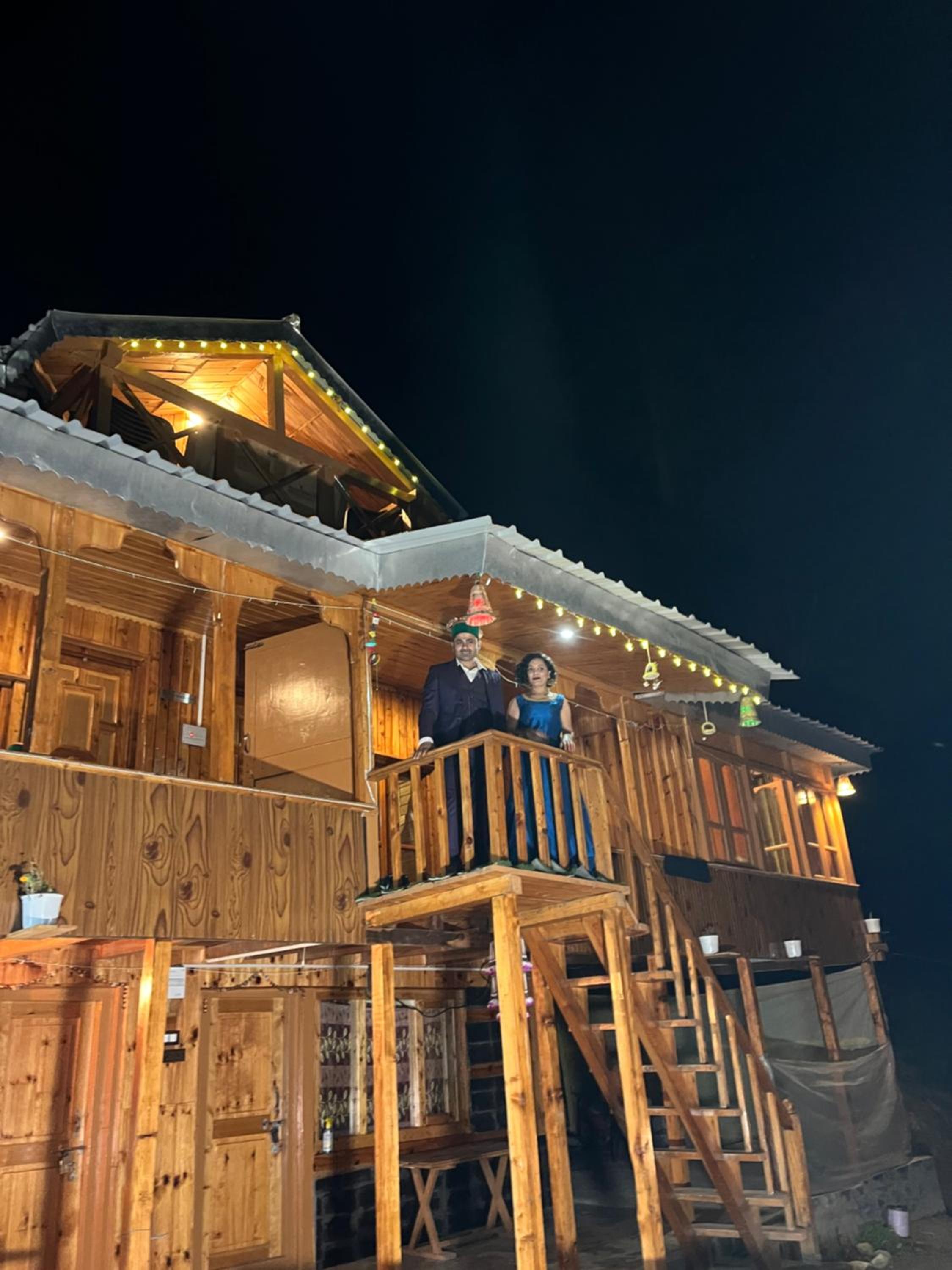Rustic wood house - A village home stay in Jibhi Valley