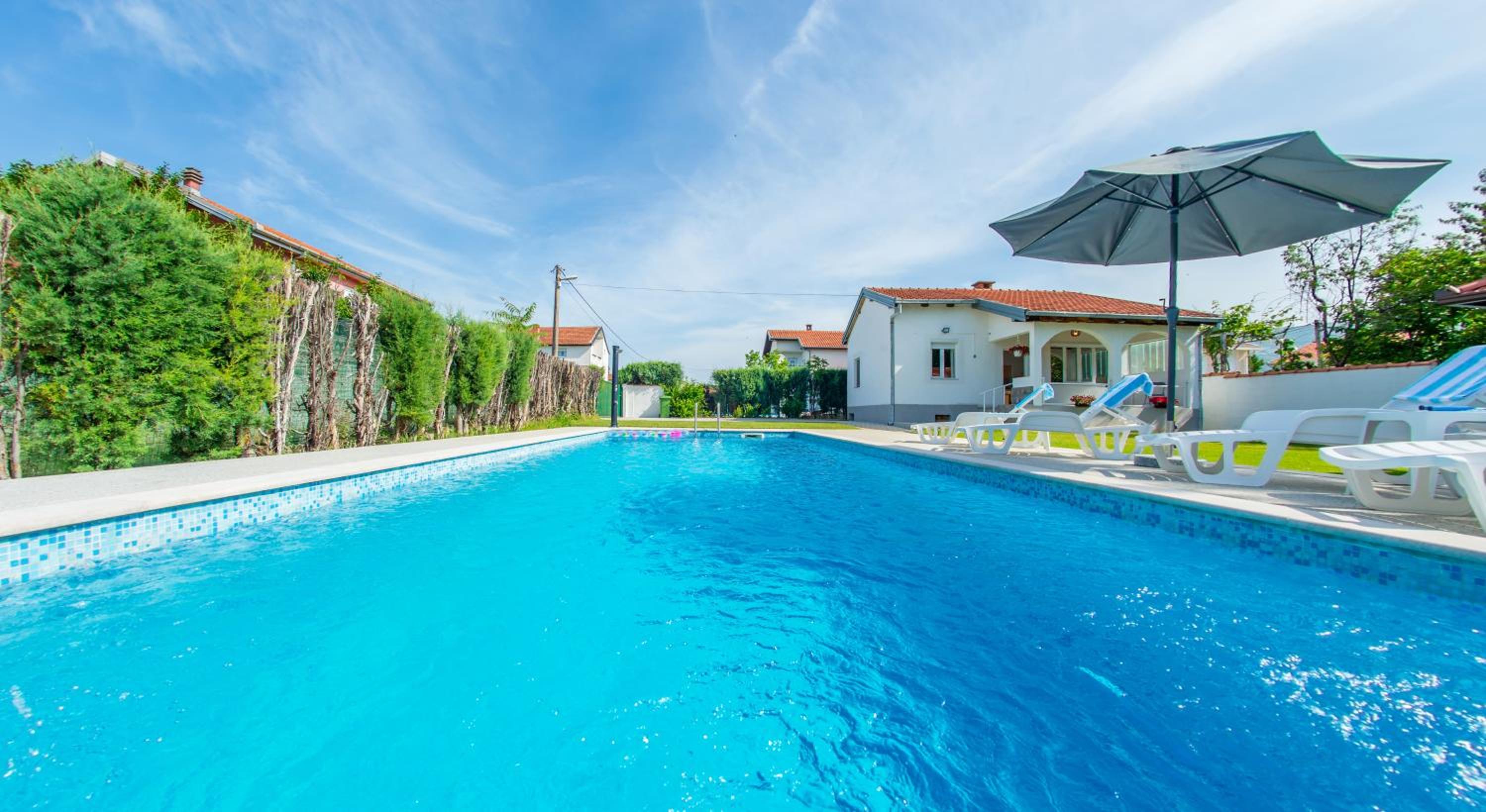 Holiday Home ZLATAR next to Buna river